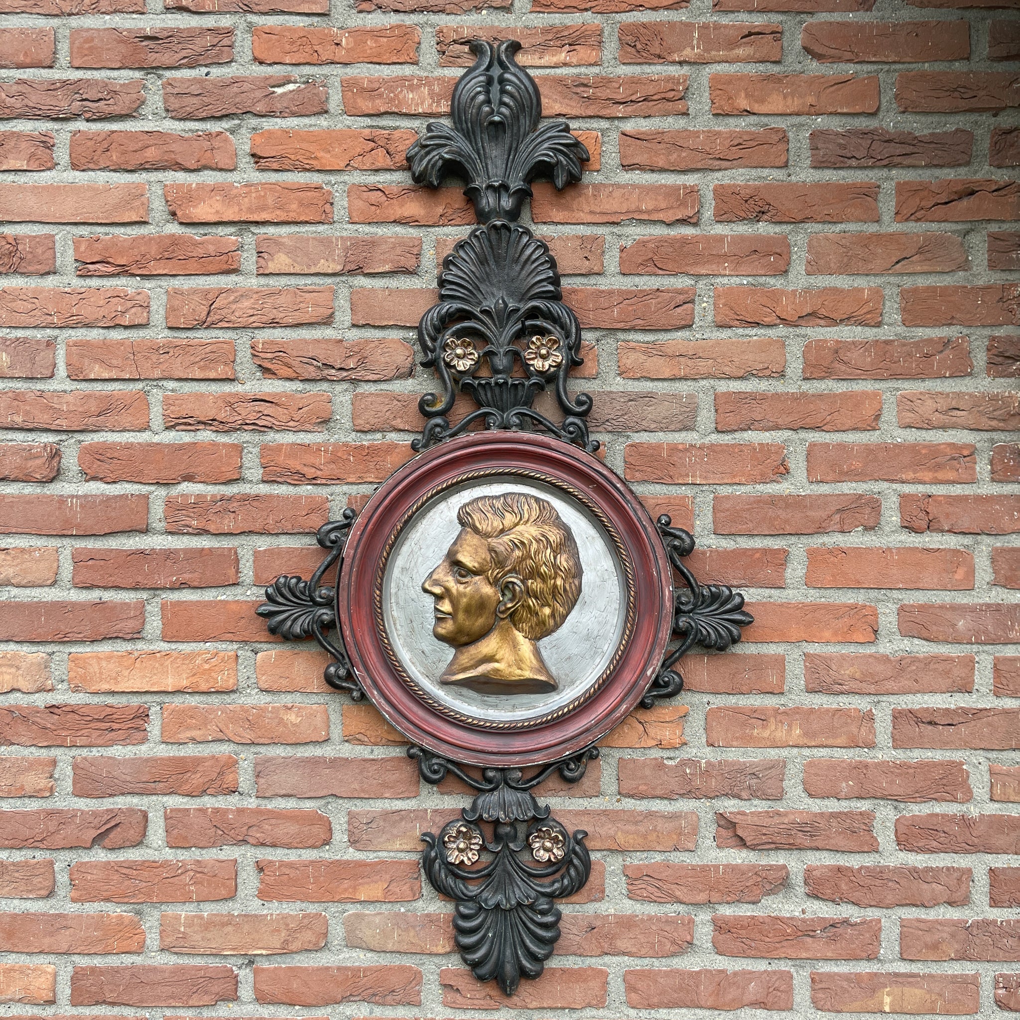 Medaillon In Gietijzeren Ornament - The Collectionist