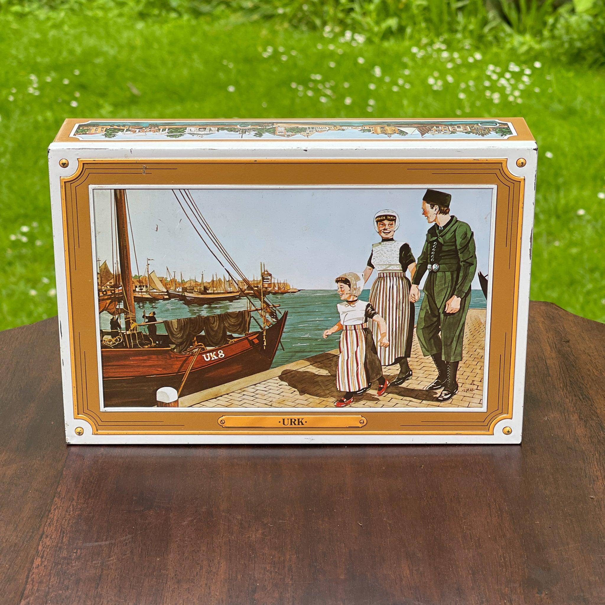 Nederlands banketblik “Enkhuizer Banket” – Urk & havengezichten, ca. 1955–1965 - The Collectionist