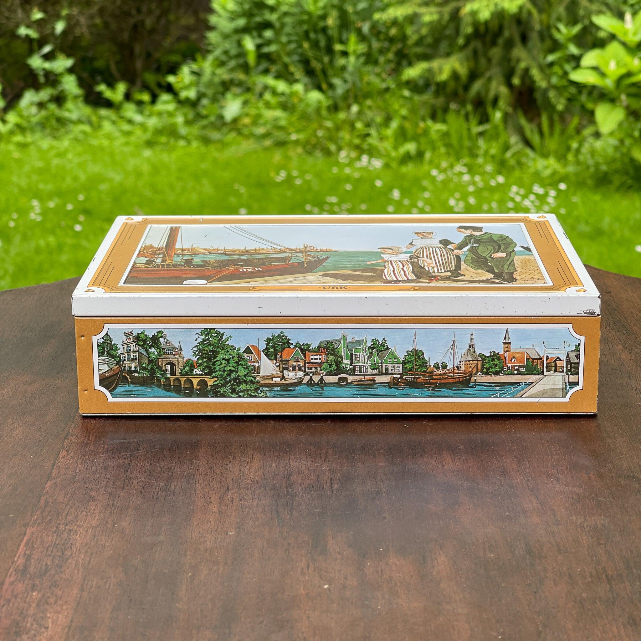 Nederlands banketblik “Enkhuizer Banket” – Urk & havengezichten, ca. 1955–1965 - The Collectionist