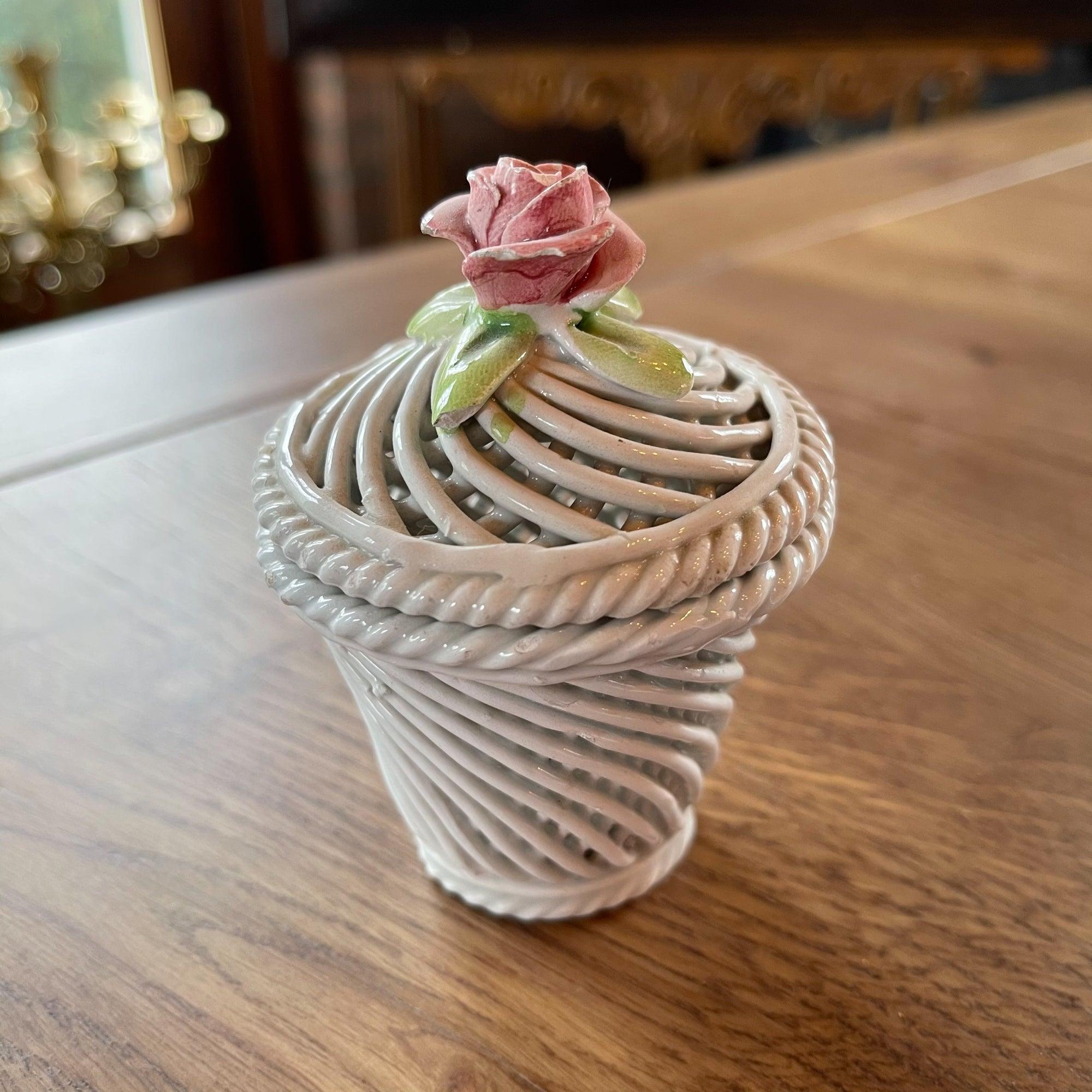 Porseleinen draadmandje met een dekseltje met een roosje - The Collectionist