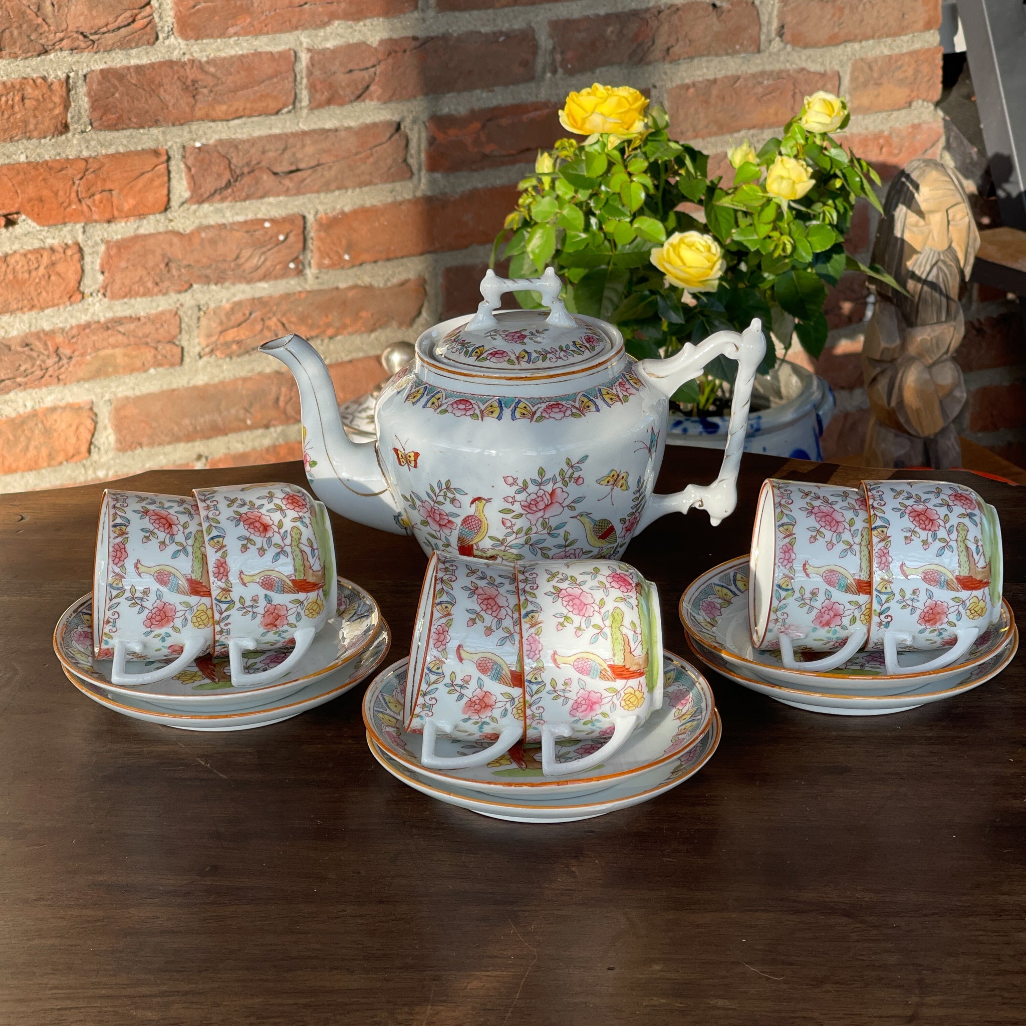 Porseleinen thee servies gedecoreerd met vogels en vlinders - The Collectionist