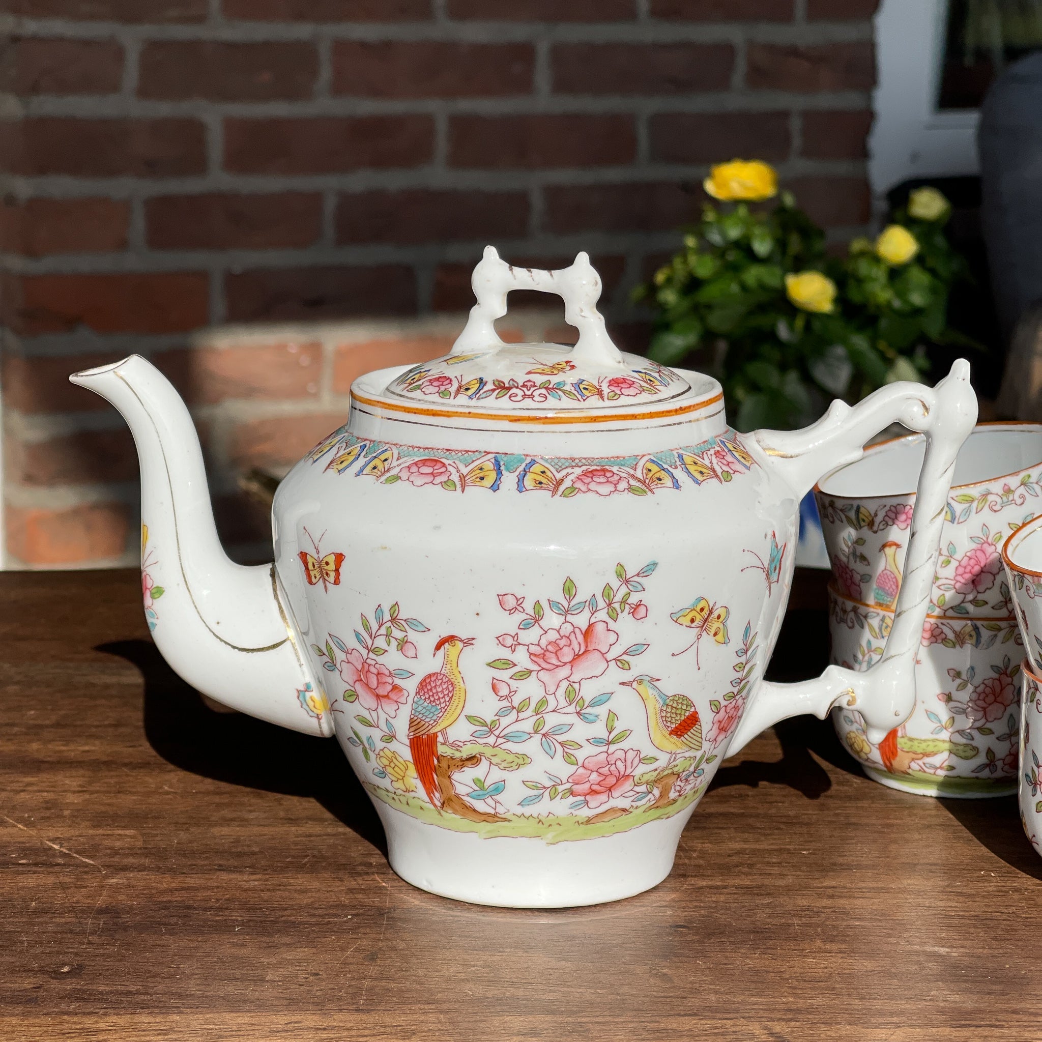 Porseleinen thee servies gedecoreerd met vogels en vlinders - The Collectionist
