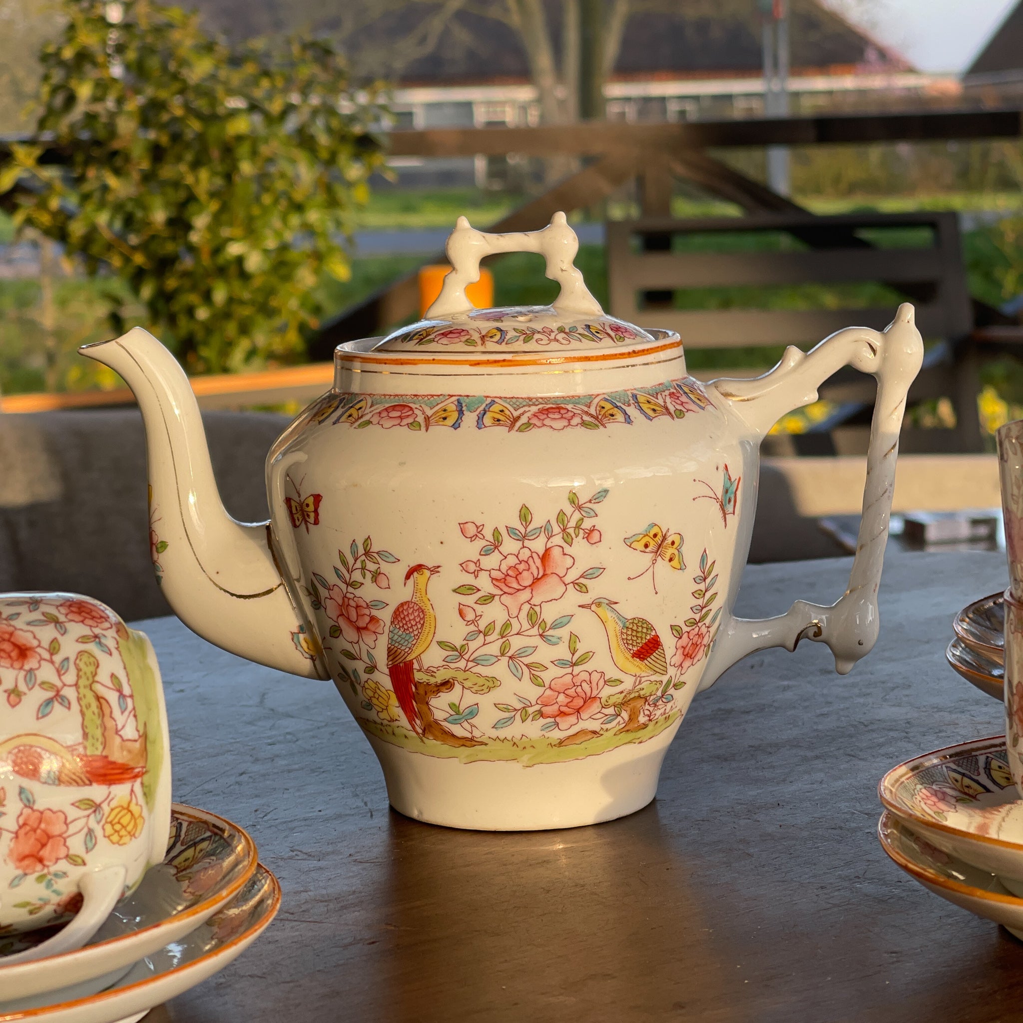 Porseleinen thee servies gedecoreerd met vogels en vlinders - The Collectionist