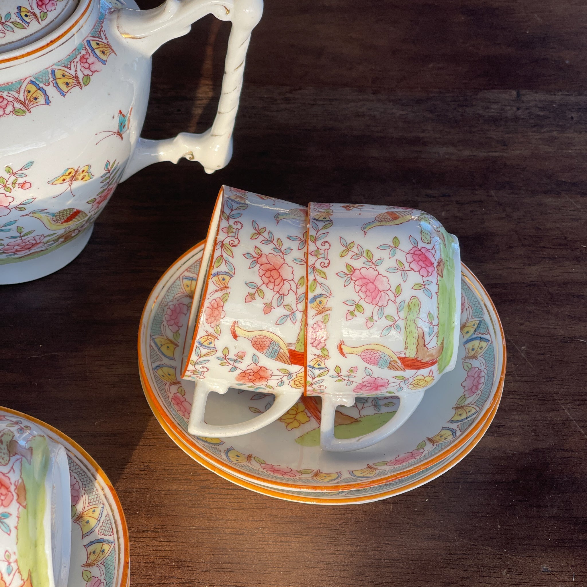 Porseleinen thee servies gedecoreerd met vogels en vlinders - The Collectionist