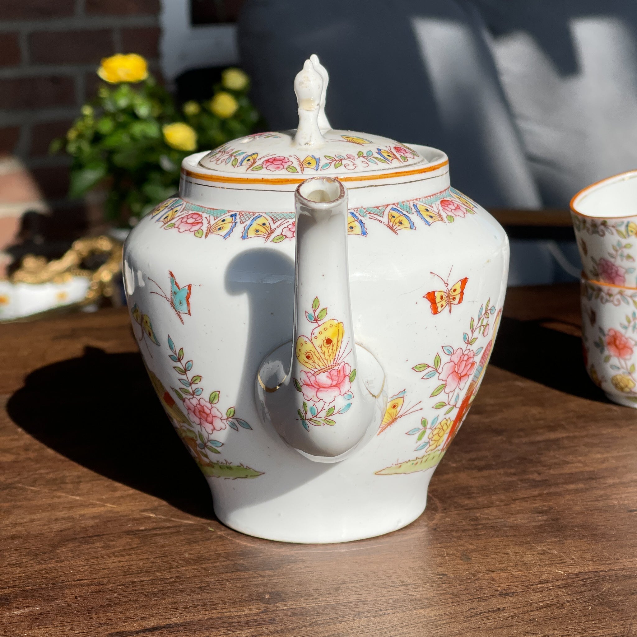 Porseleinen thee servies gedecoreerd met vogels en vlinders - The Collectionist