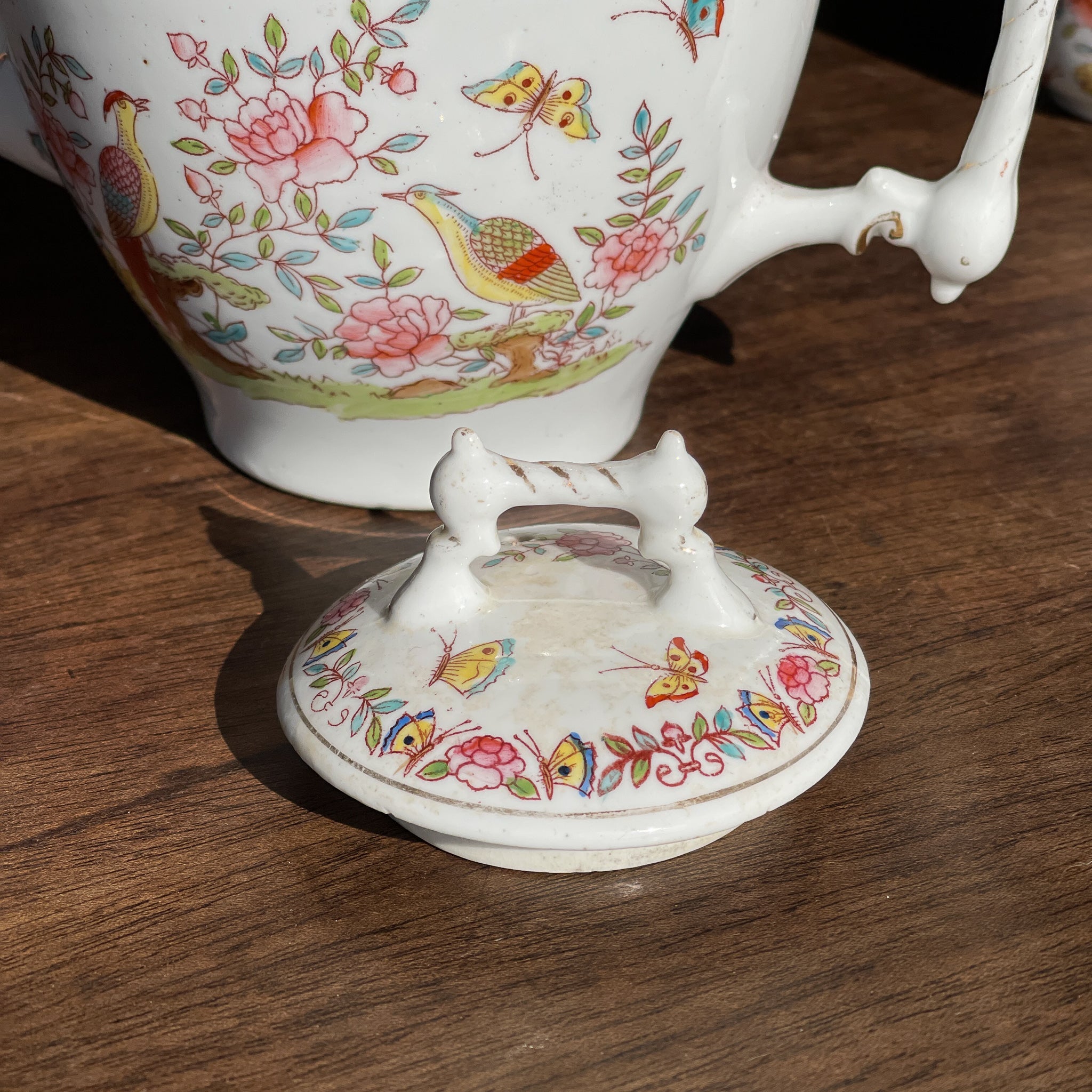 Porseleinen thee servies gedecoreerd met vogels en vlinders - The Collectionist
