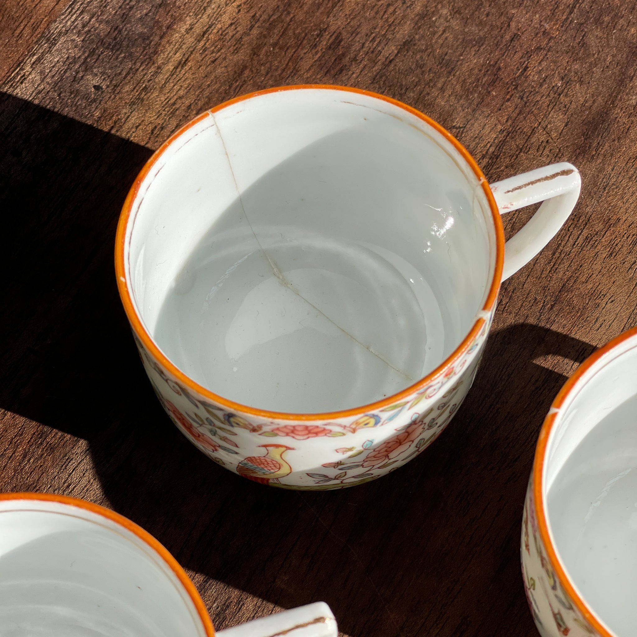 Porseleinen thee servies gedecoreerd met vogels en vlinders - The Collectionist