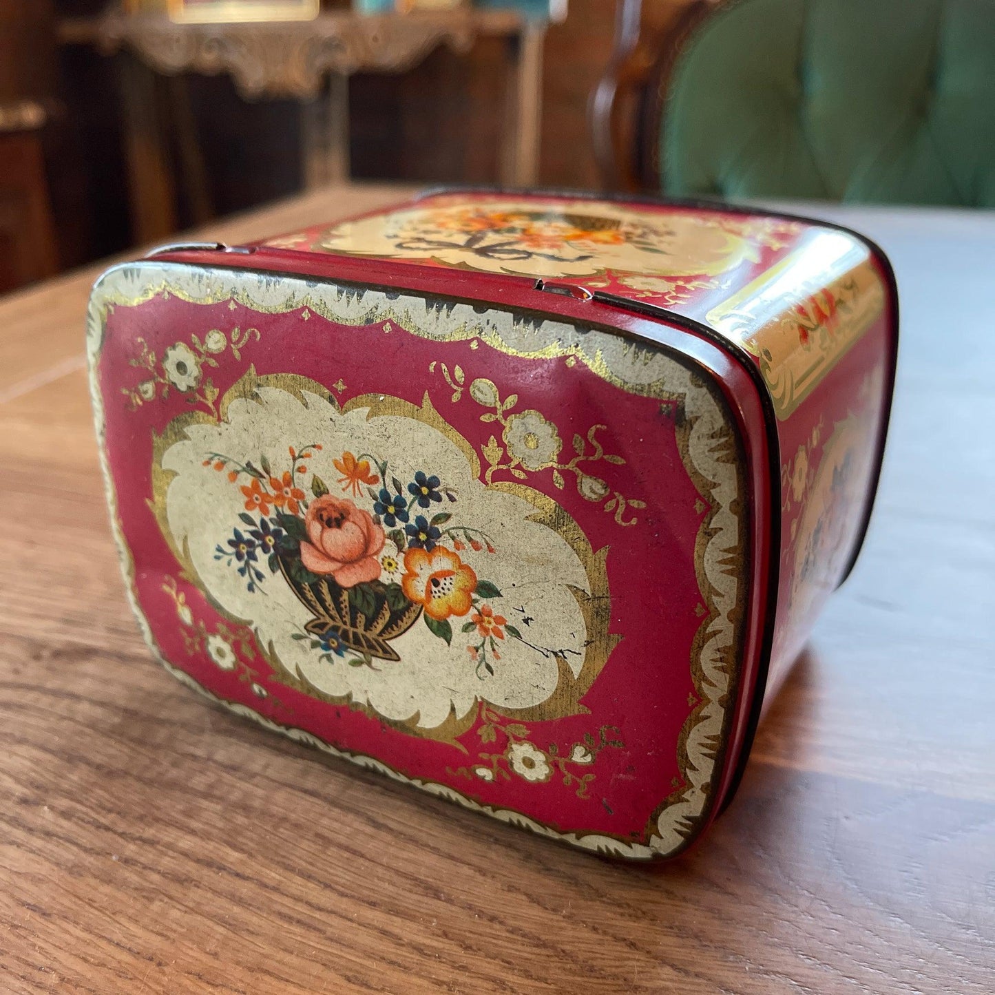 Prachtig rood blikje met bloemen - Bamestra Curiosa