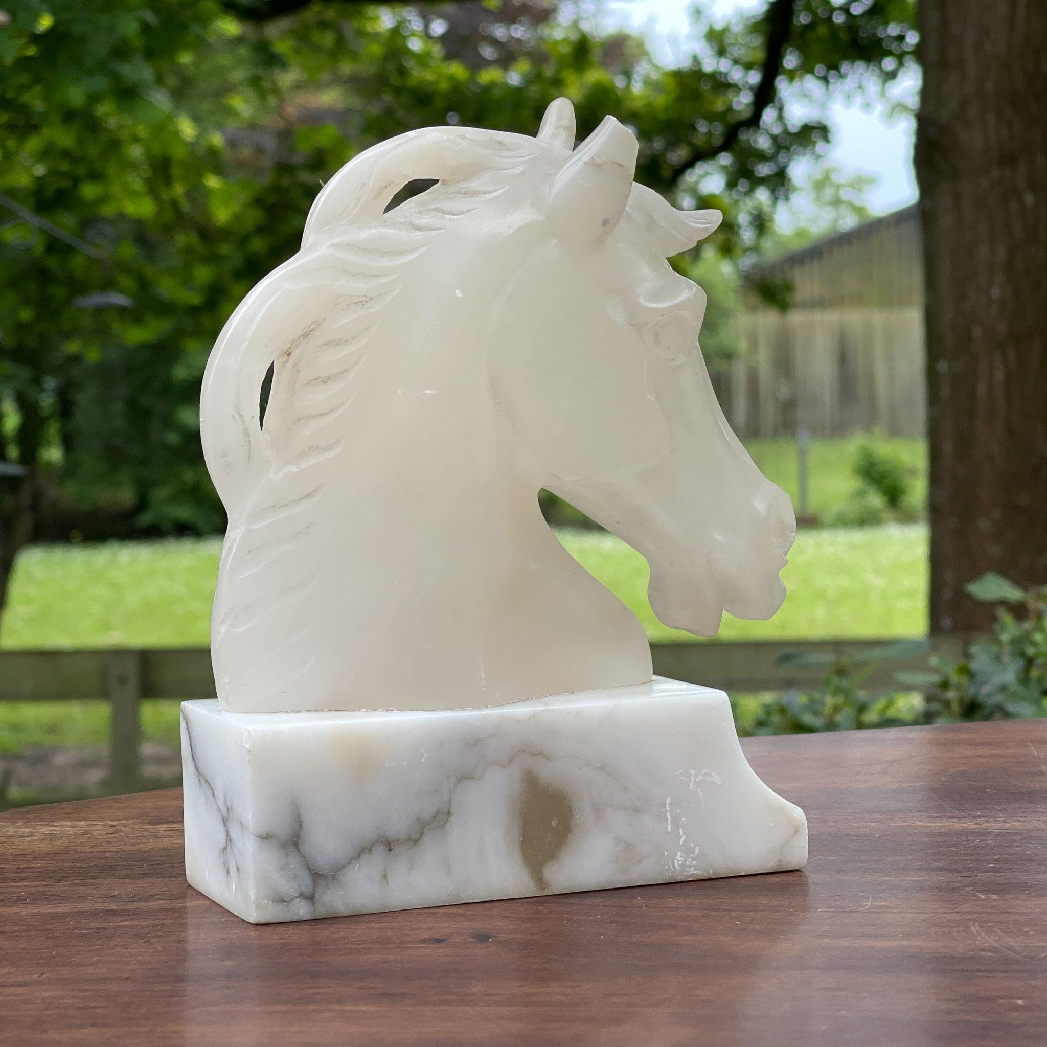 Presse papier paardenhoofd van peksteen op marmeren voet - The Collectionist