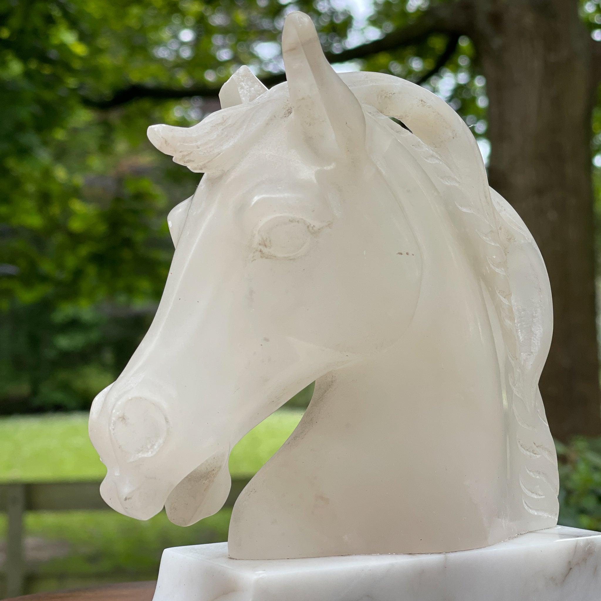 Presse papier paardenhoofd van peksteen op marmeren voet - The Collectionist