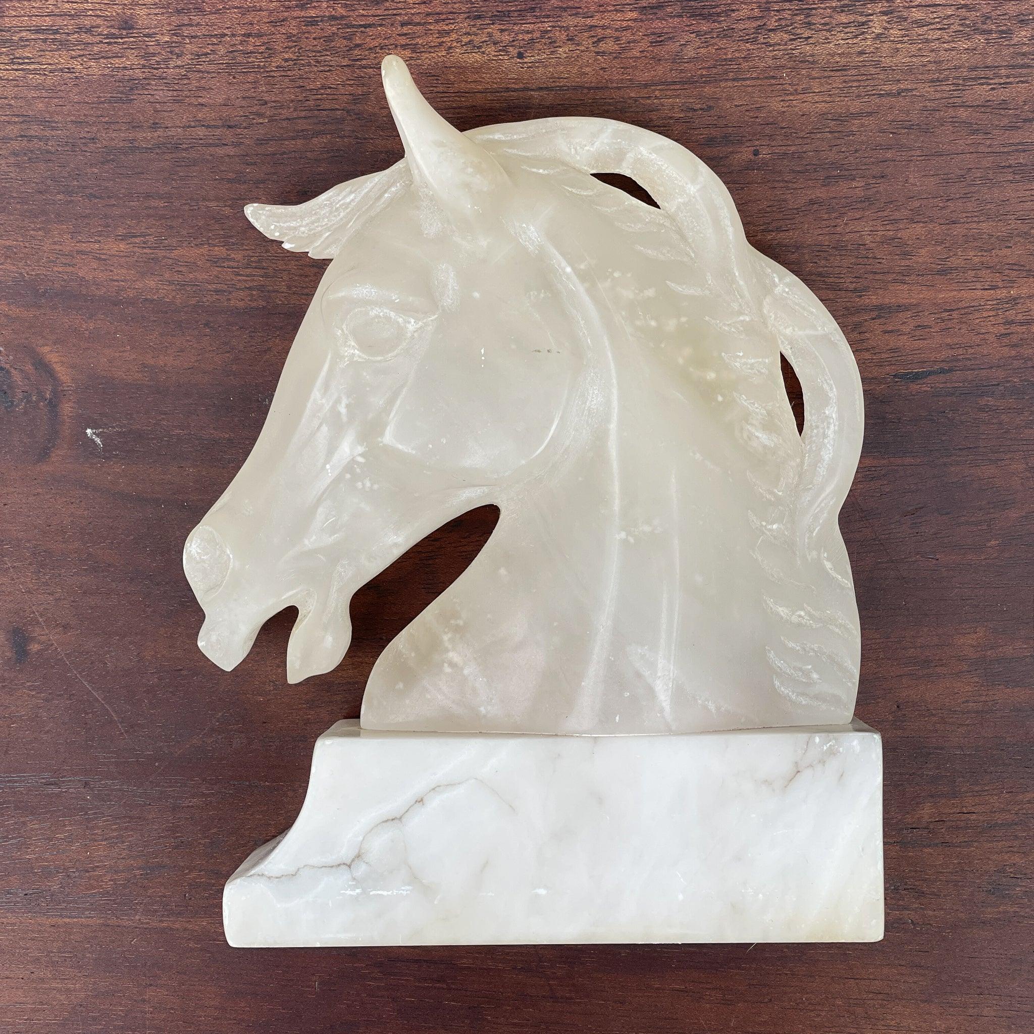 Presse papier paardenhoofd van peksteen op marmeren voet - The Collectionist