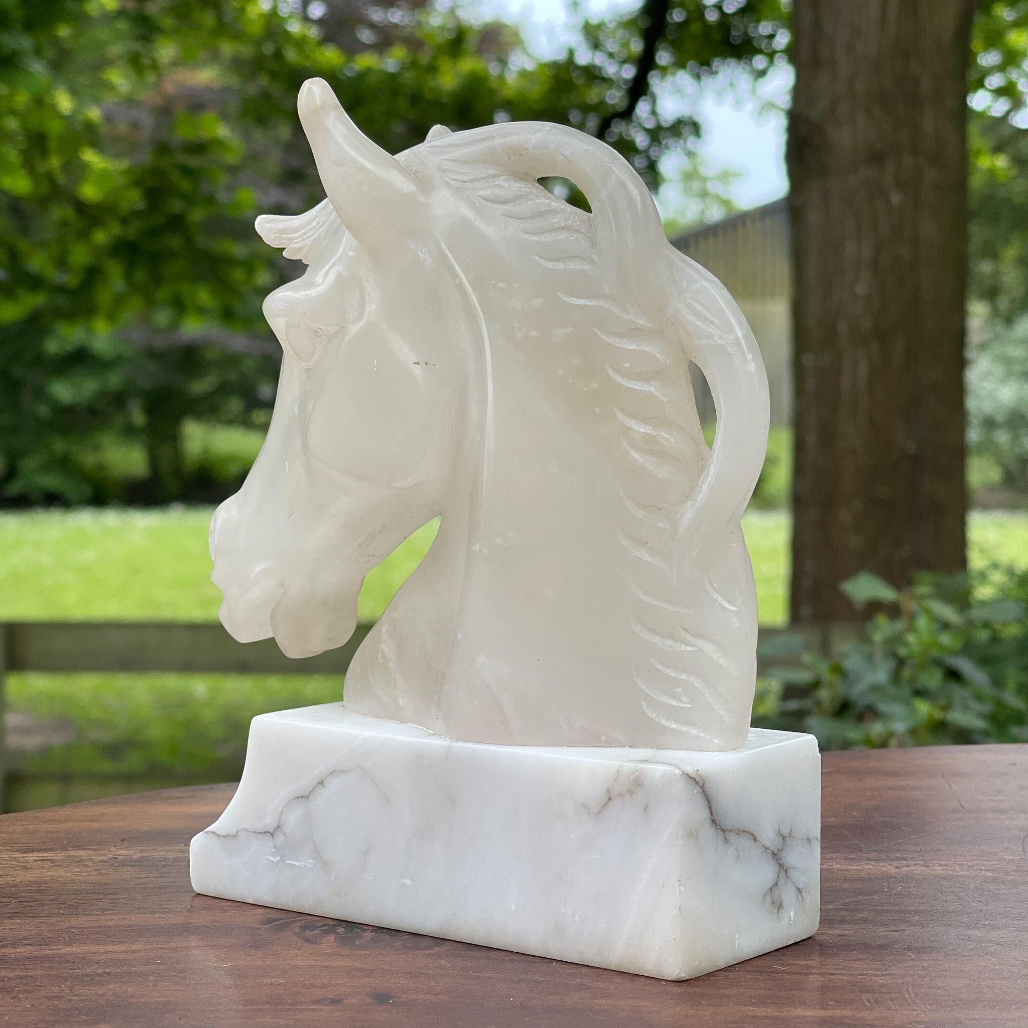 Presse papier paardenhoofd van peksteen op marmeren voet - The Collectionist