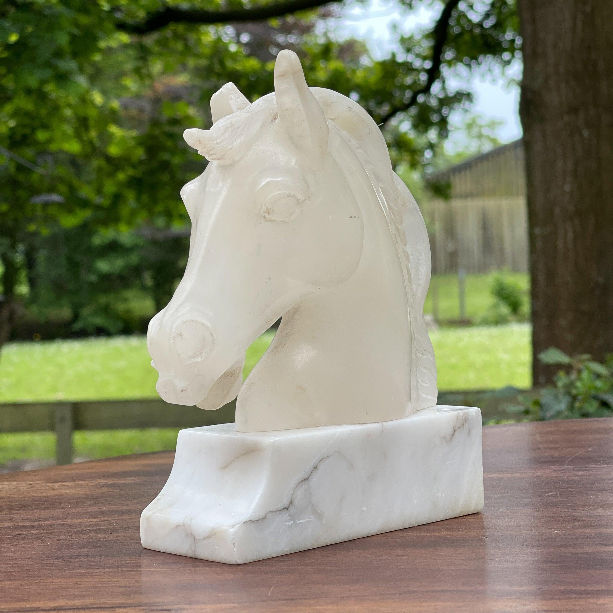 Presse papier paardenhoofd van peksteen op marmeren voet - The Collectionist