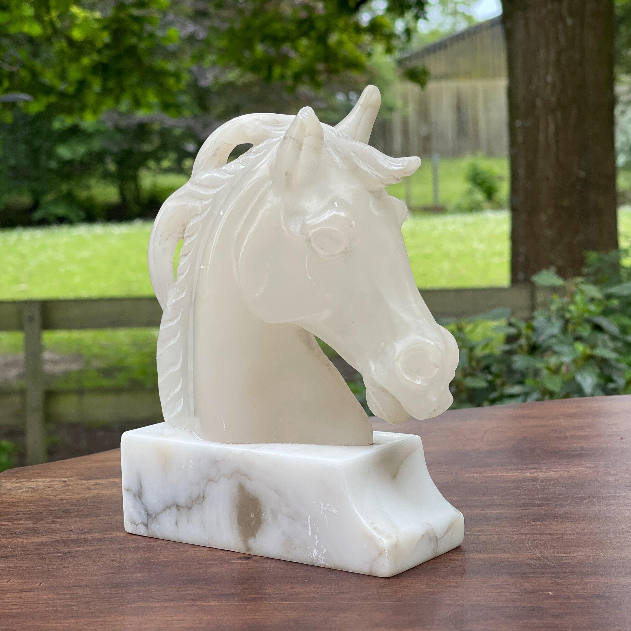 Presse papier paardenhoofd van peksteen op marmeren voet - The Collectionist