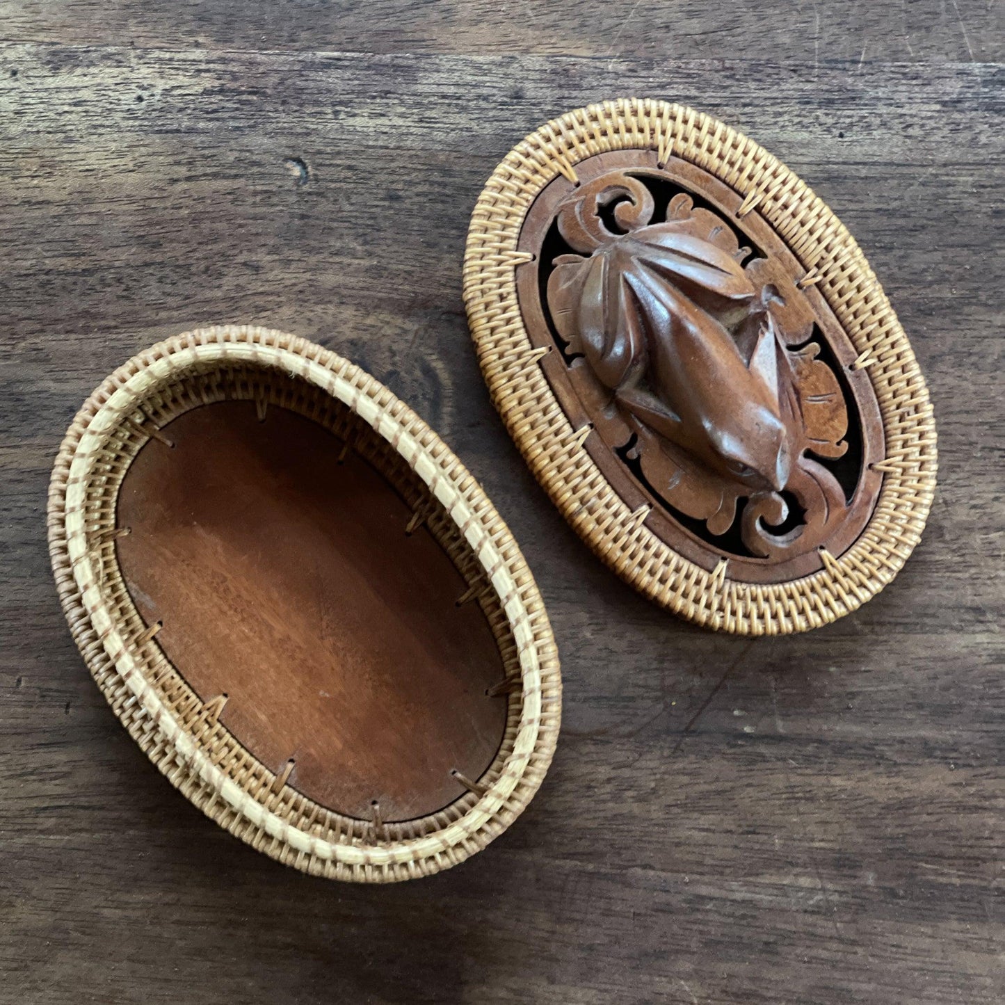 Rieten doosje met houtsnijwerk kikker - Bamestra Curiosa