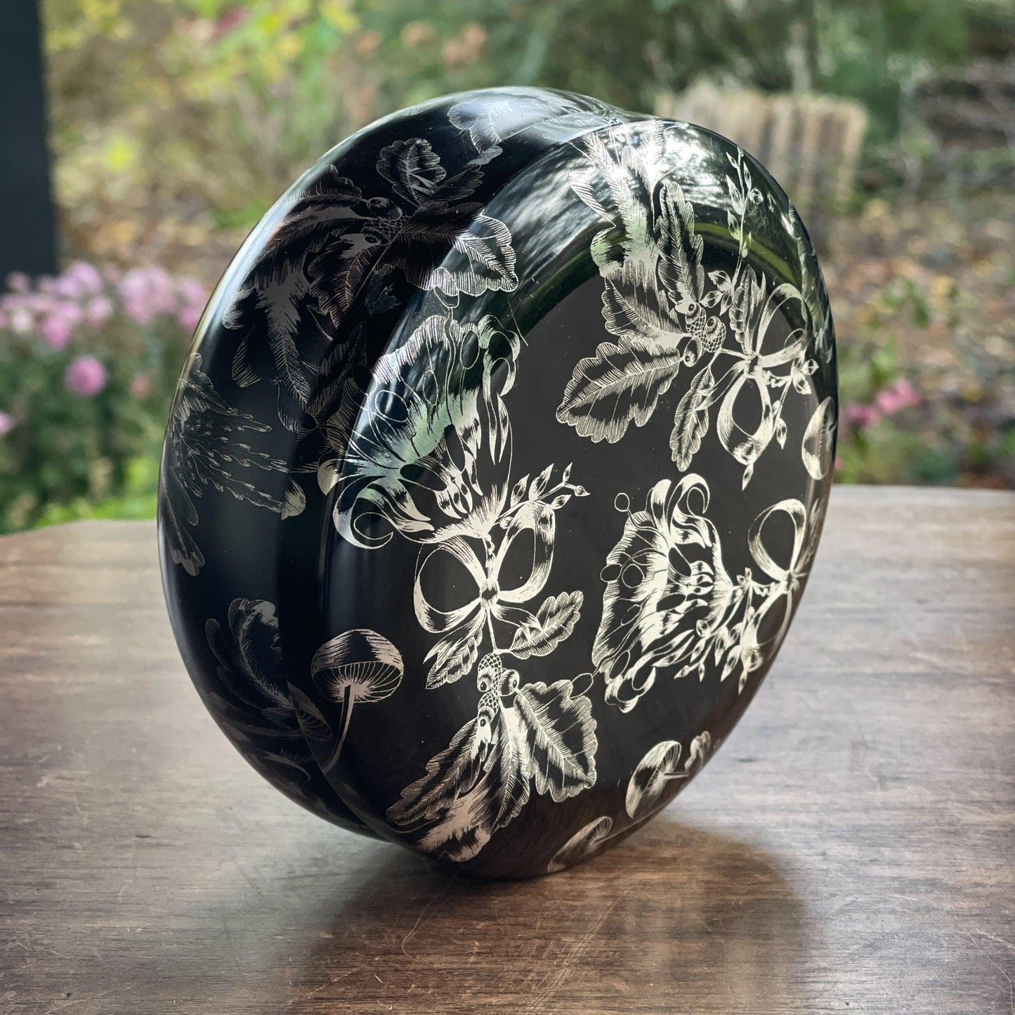 Rond zwart blik met zilveren bloemen - The Collectionist