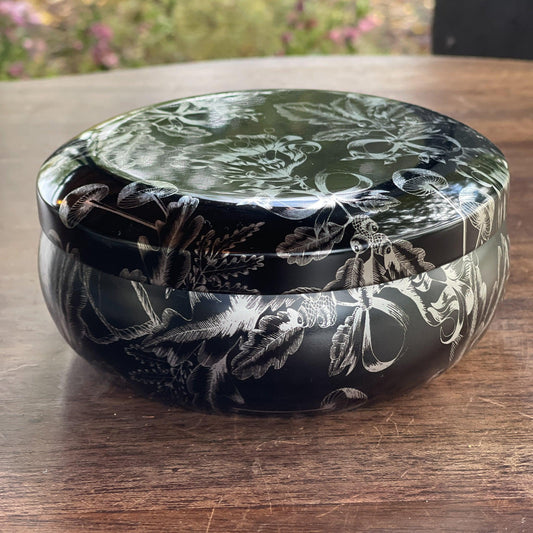 Rond zwart blik met zilveren bloemen - The Collectionist