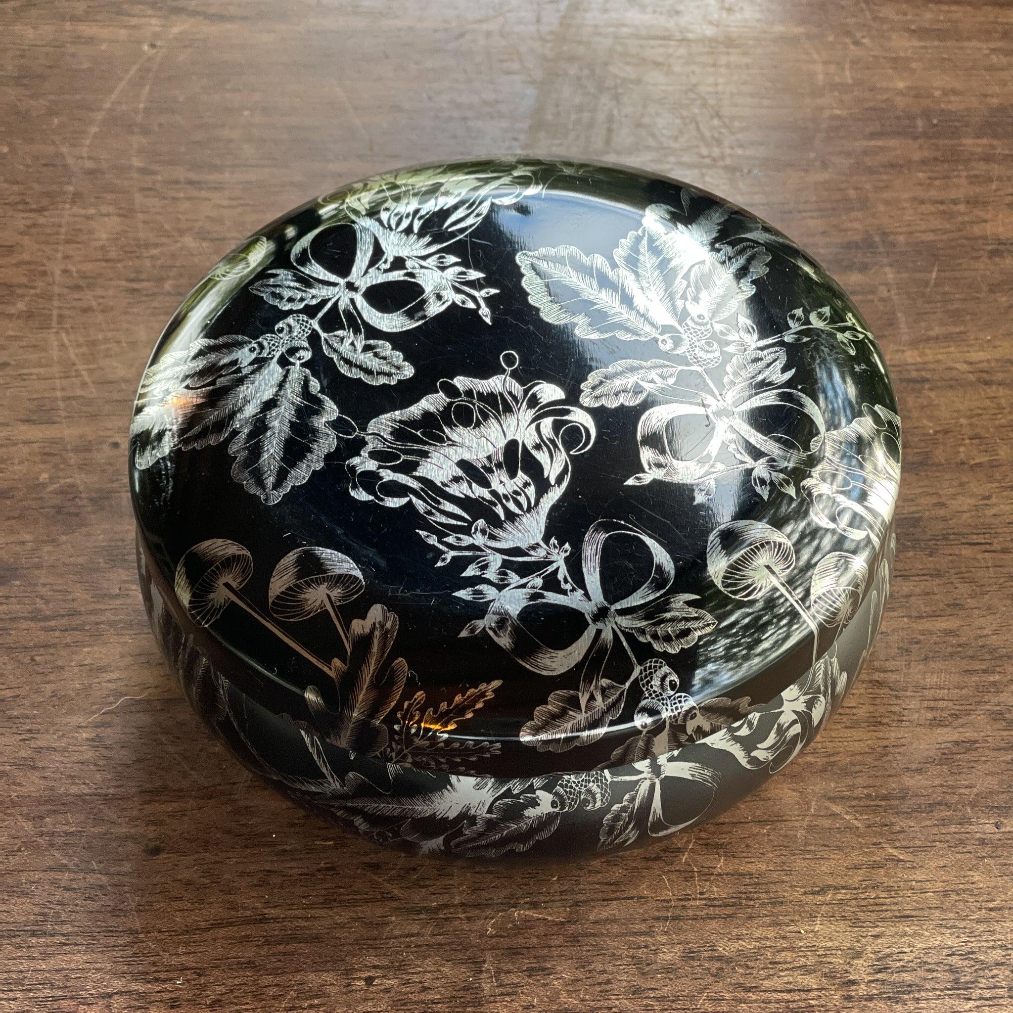 Rond zwart metalen blik met zilverkleurige bloemendecoratie - The Collectionist