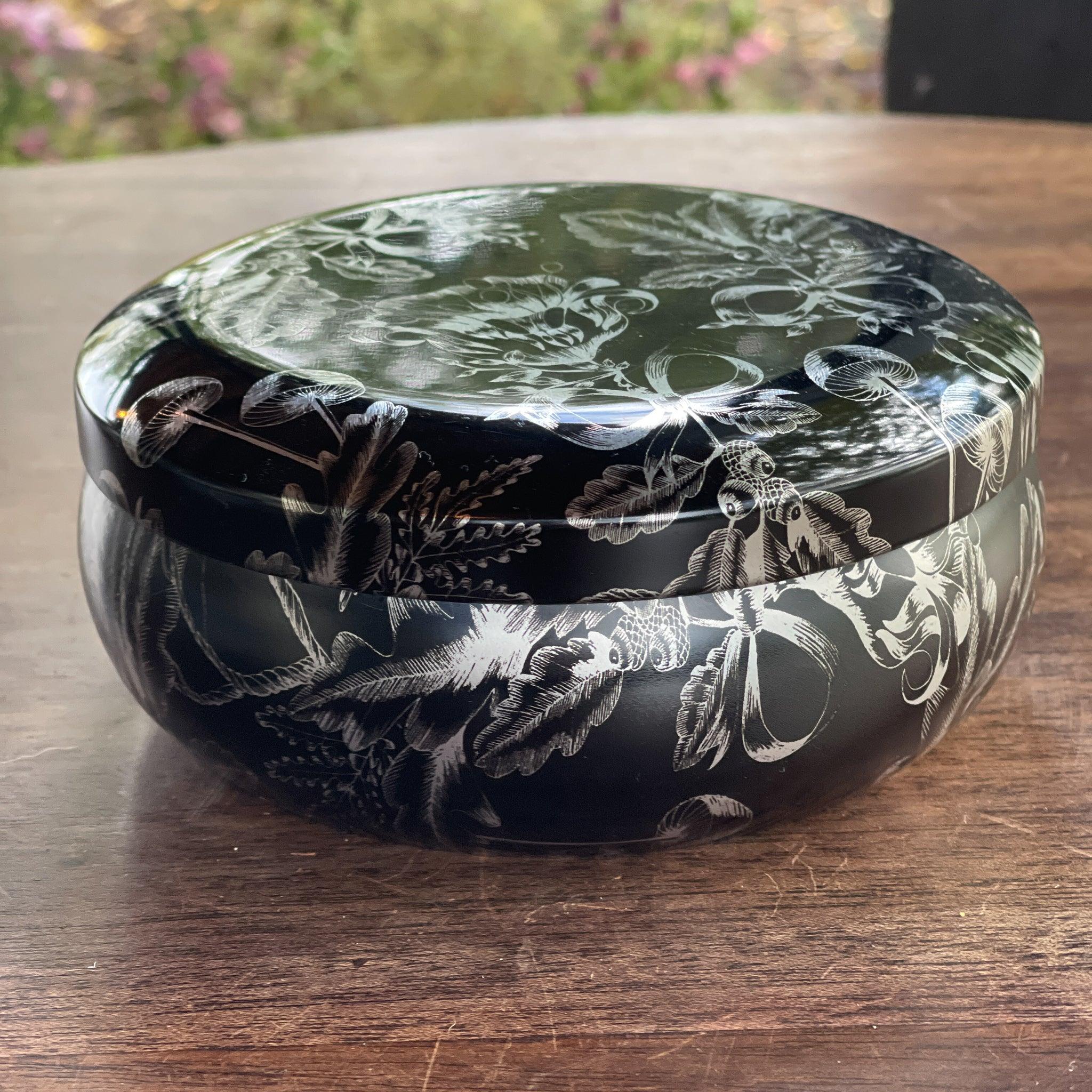 Rond zwart metalen blik met zilverkleurige bloemendecoratie - The Collectionist