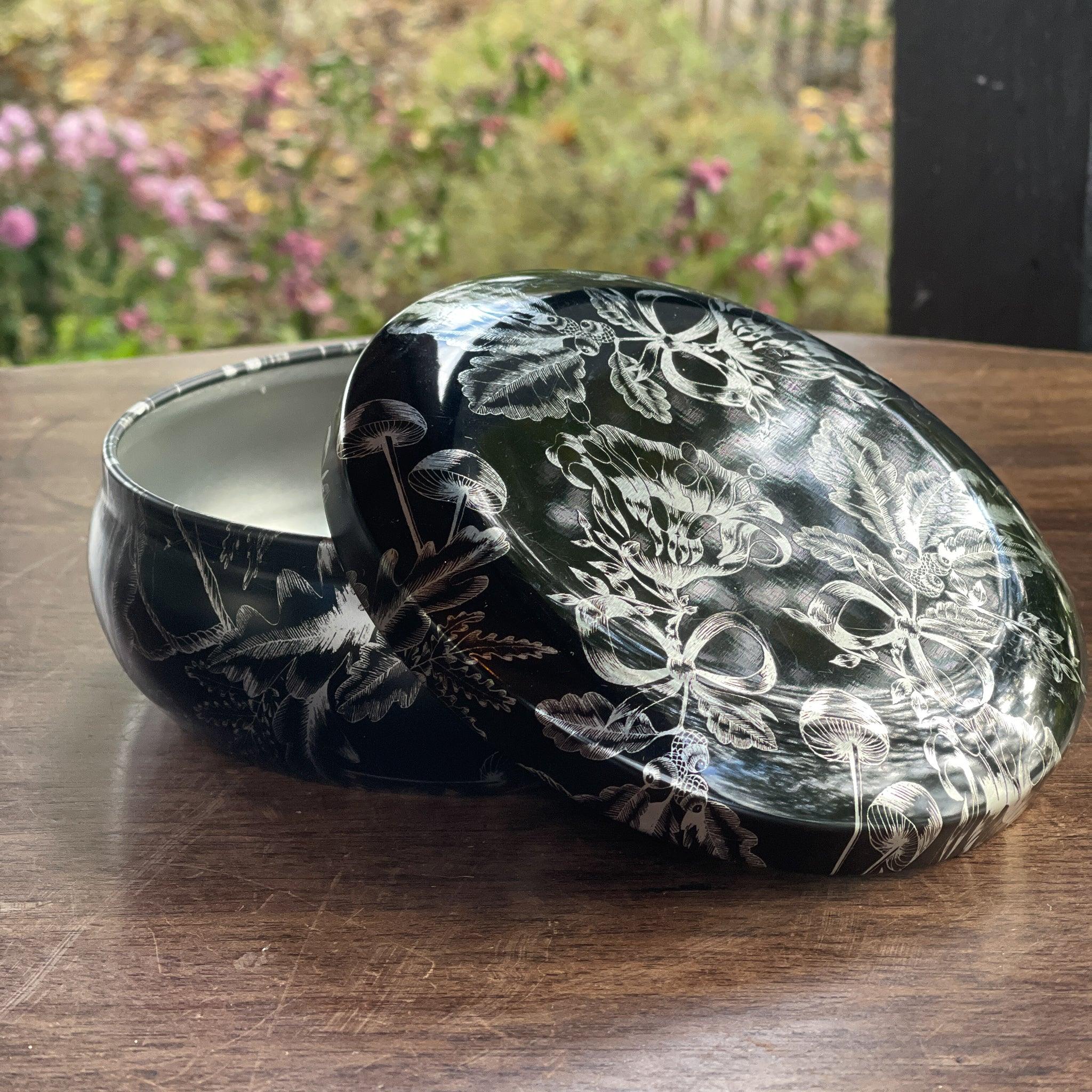 Rond zwart metalen blik met zilverkleurige bloemendecoratie - The Collectionist