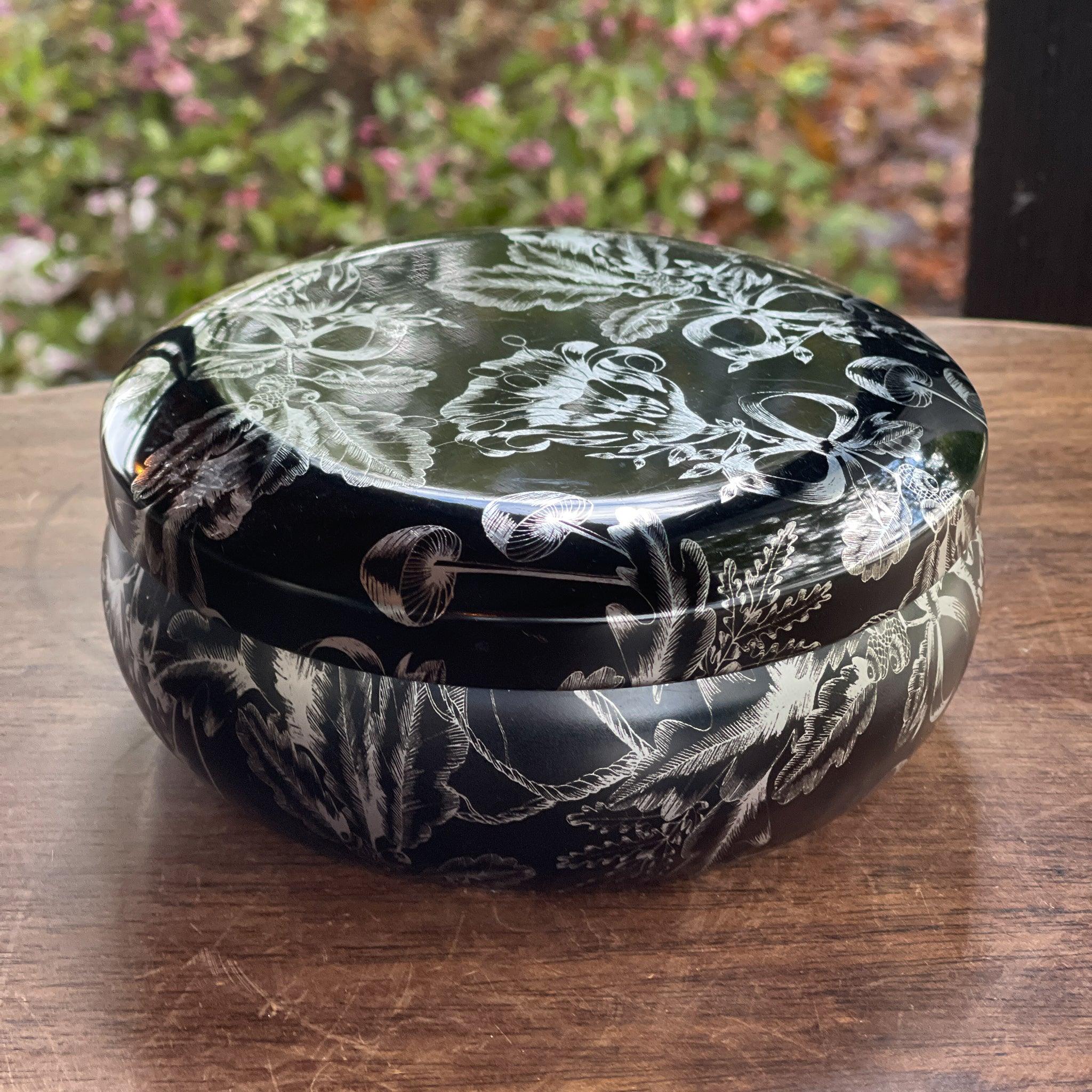 Rond zwart metalen blik met zilverkleurige bloemendecoratie - The Collectionist