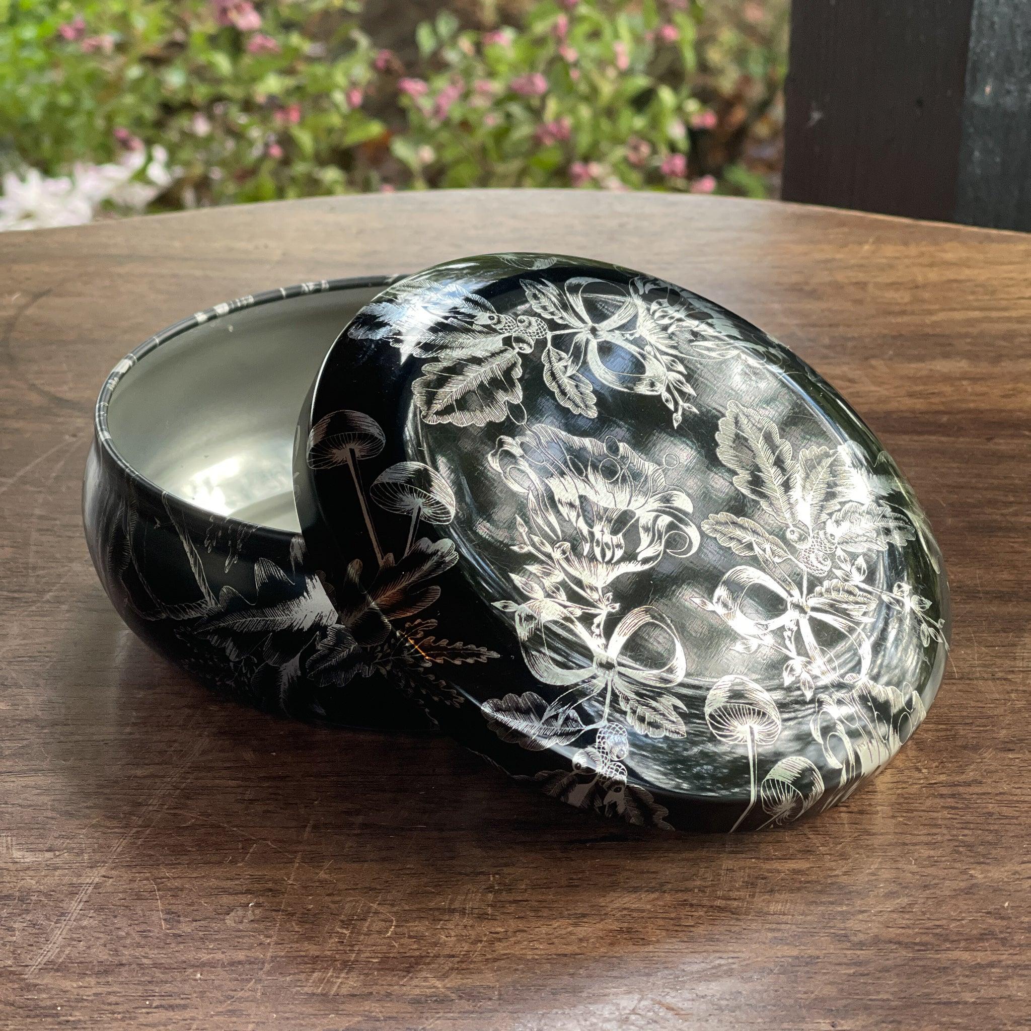 Rond zwart metalen blik met zilverkleurige bloemendecoratie - The Collectionist
