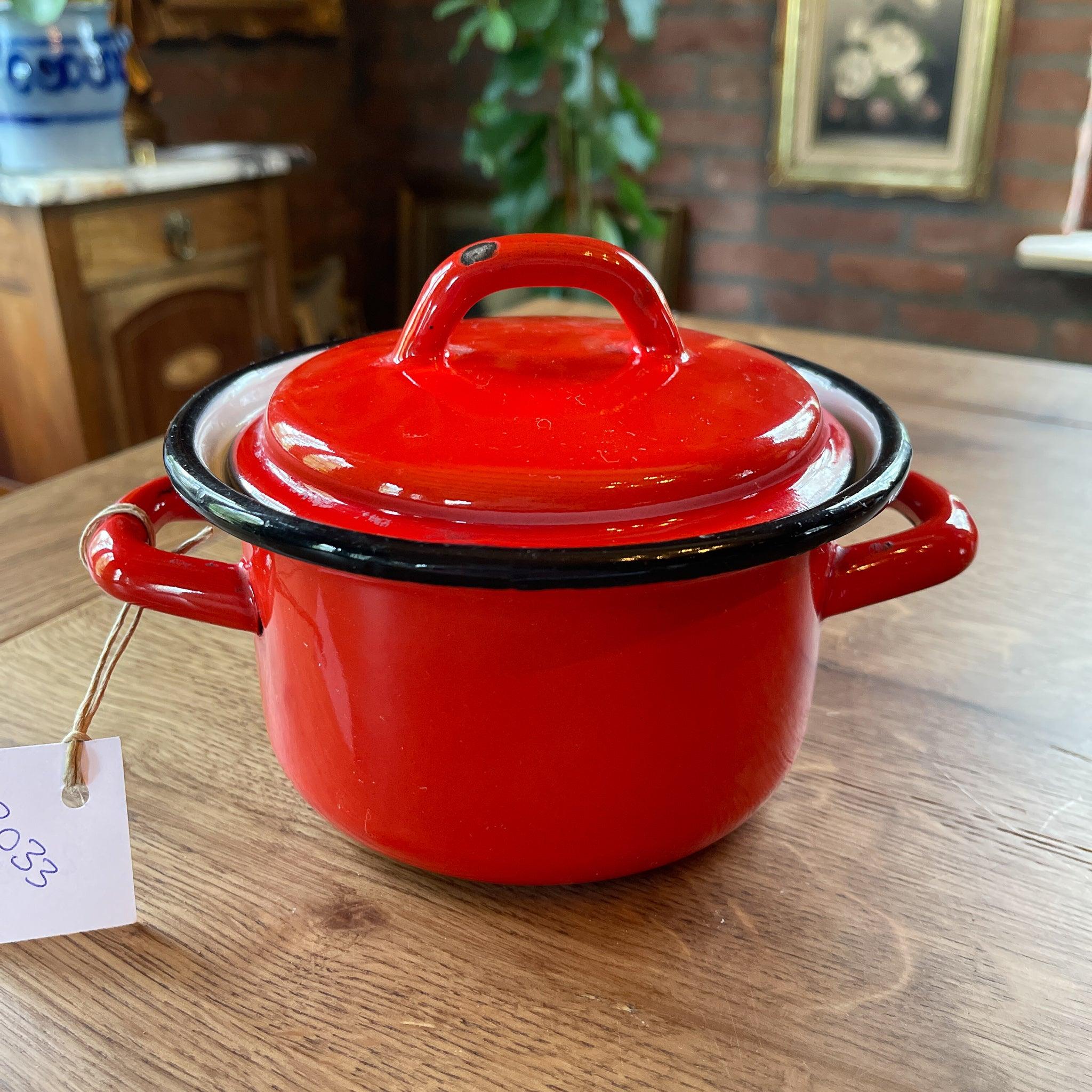 Rood emaille pannetje met deksel - The Collectionist