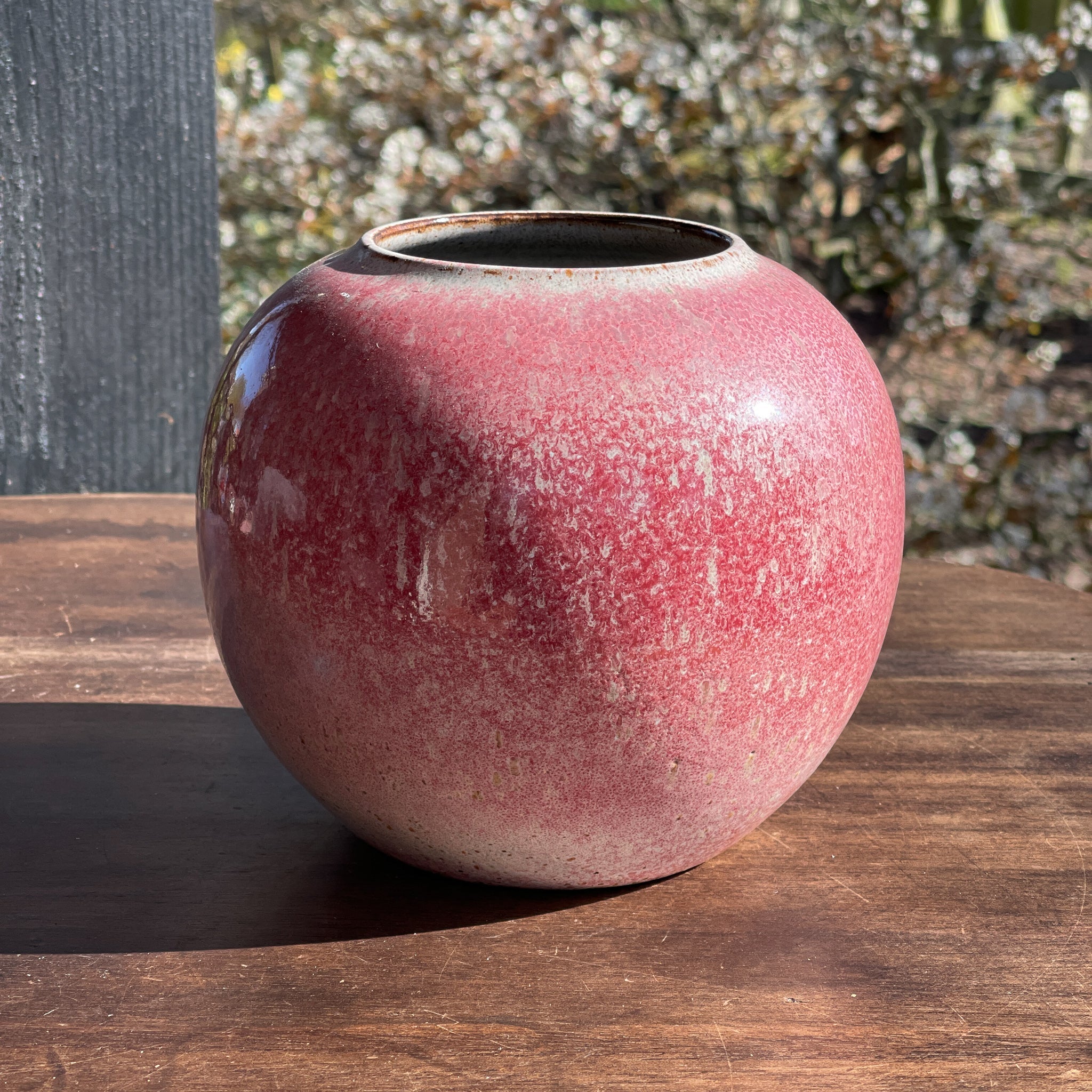 Rood en wit geglazuurde vaas van Zaalberg, Holland - The Collectionist