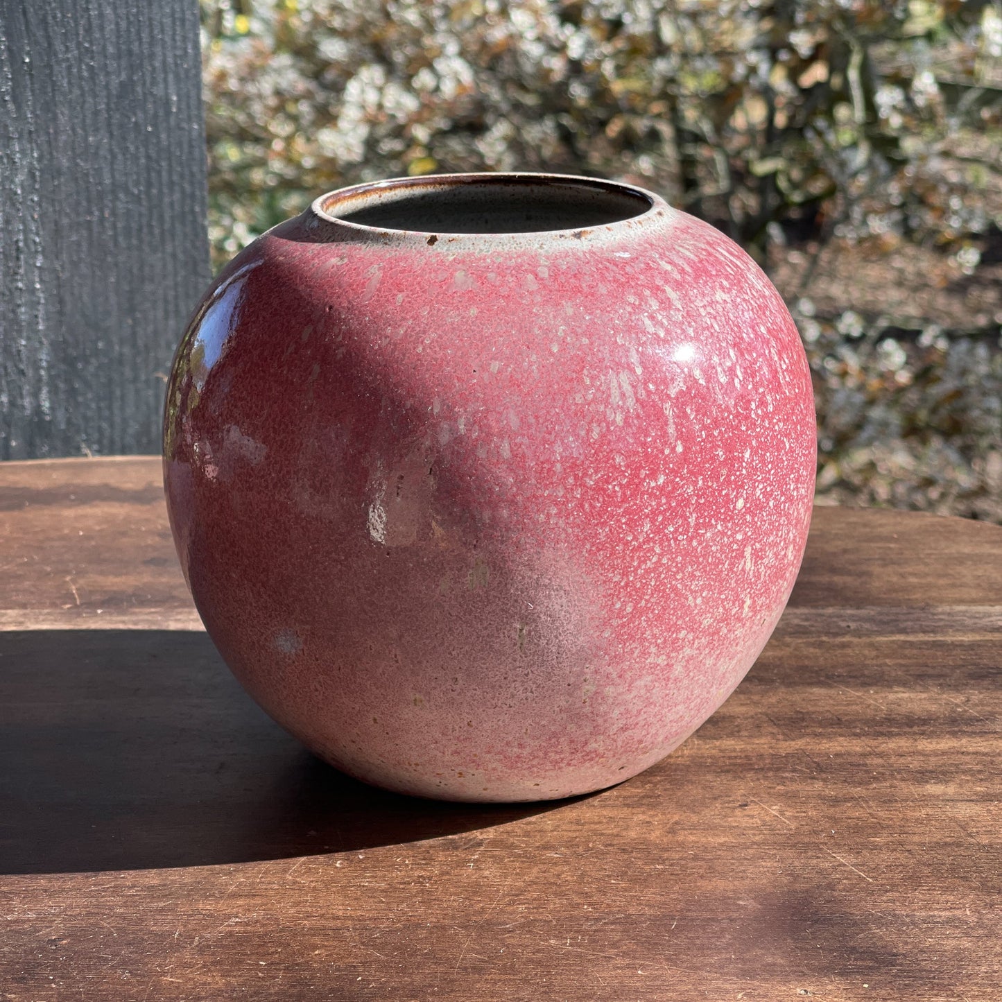 Rood en wit geglazuurde vaas van Zaalberg, Holland - The Collectionist