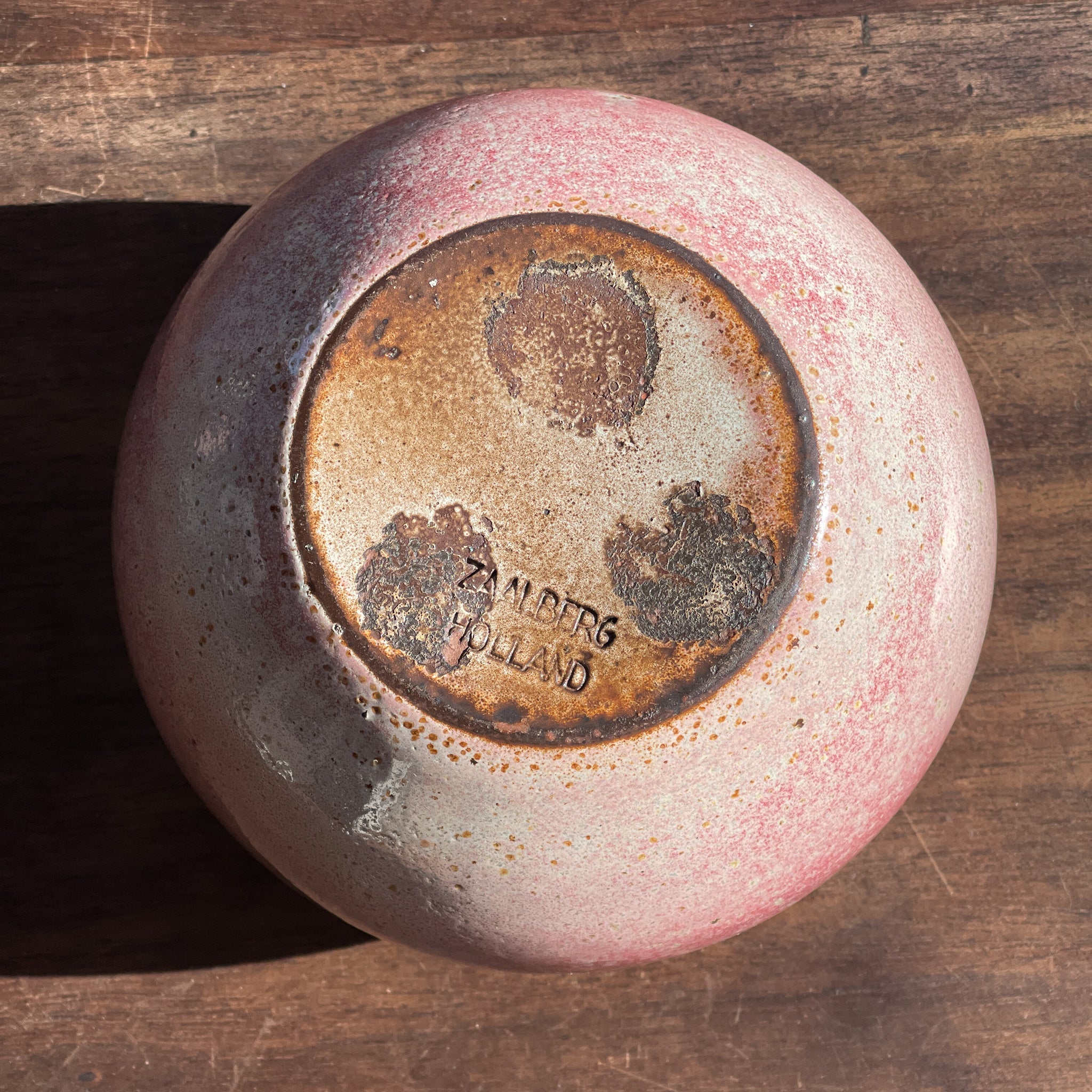 Rood en wit geglazuurde vaas van Zaalberg, Holland - The Collectionist