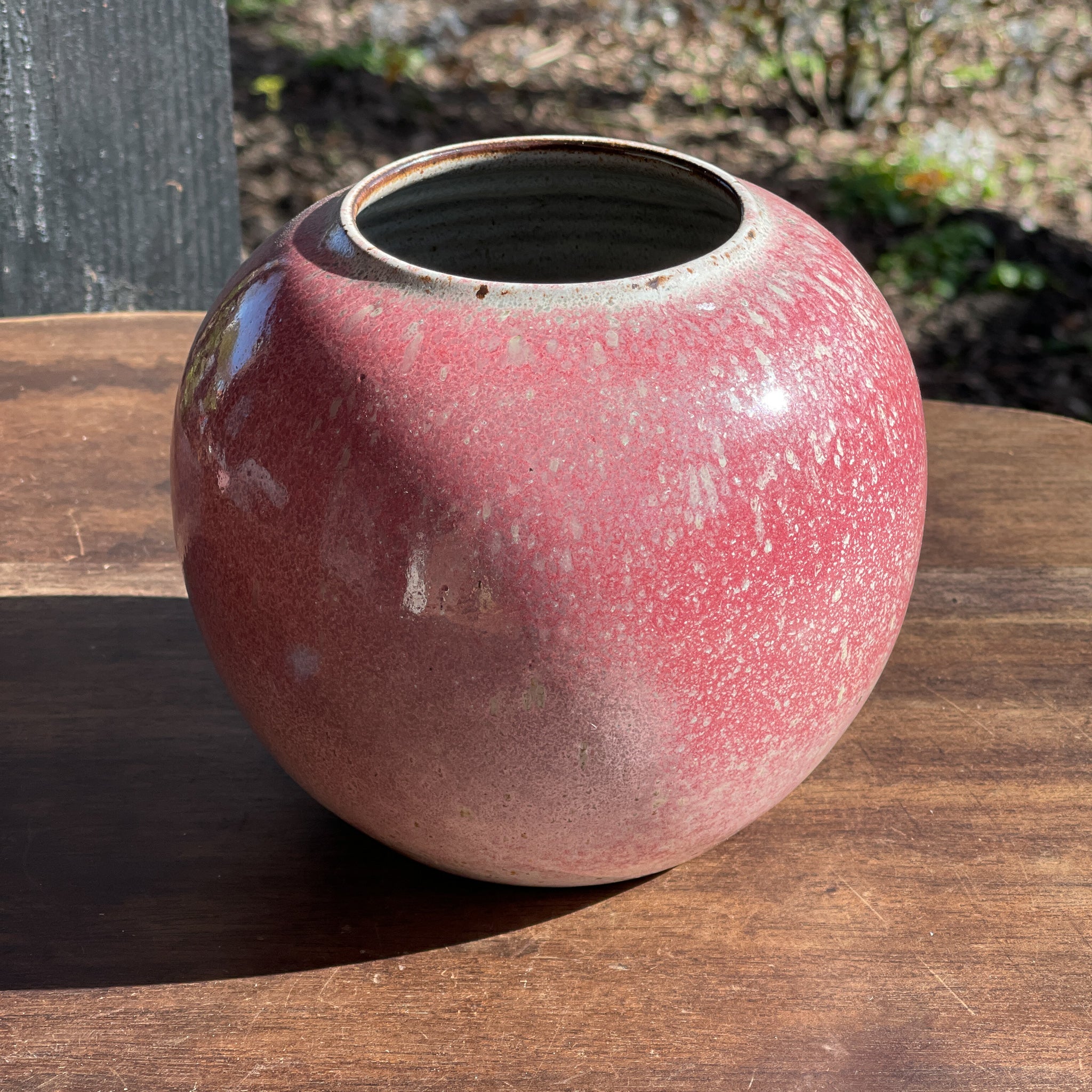 Rood en wit geglazuurde vaas van Zaalberg, Holland - The Collectionist