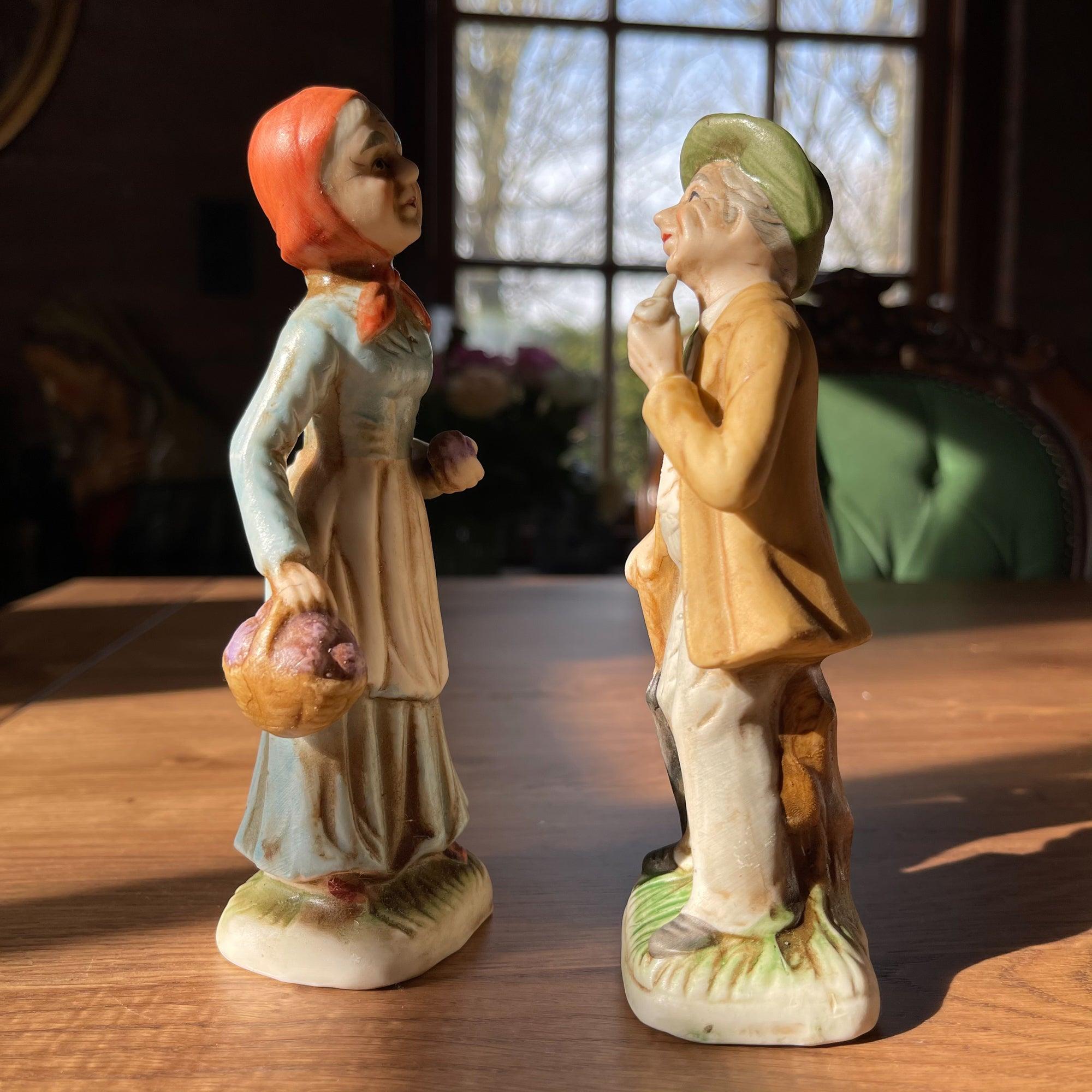 Set porseleinen beeldjes – Man en vrouw met mand en paraplu - The Collectionist