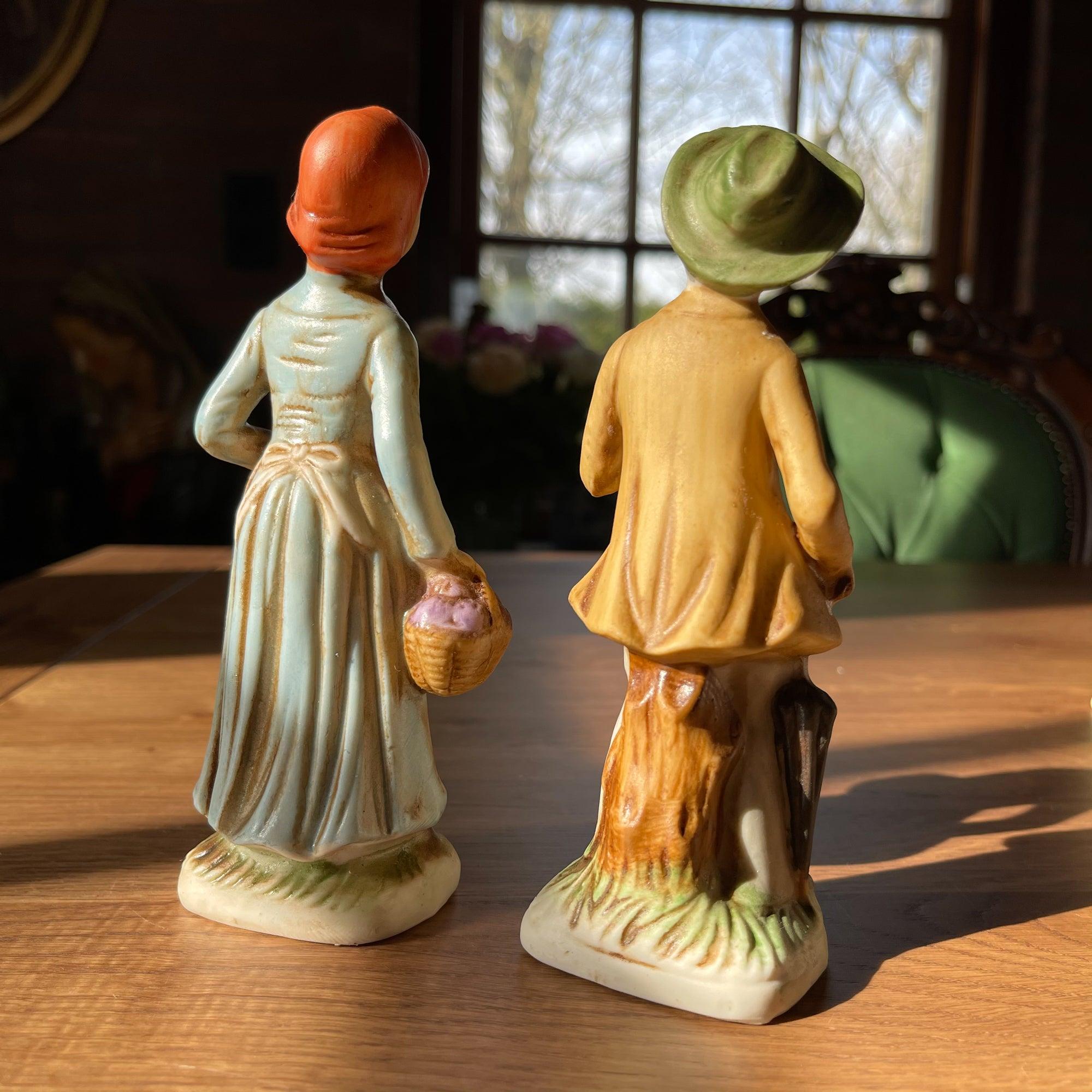 Set porseleinen beeldjes – Man en vrouw met mand en paraplu - The Collectionist