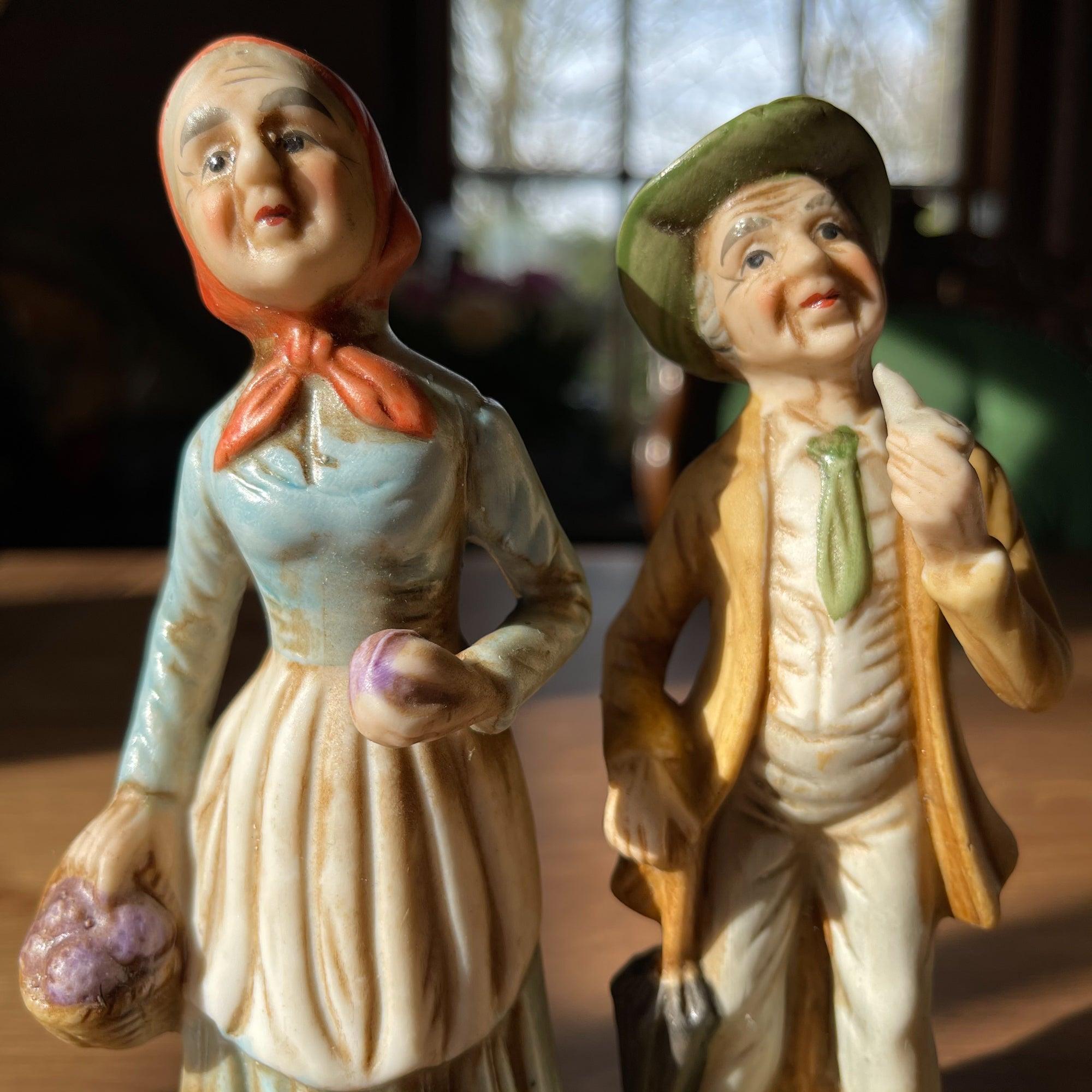 Set porseleinen beeldjes – Man en vrouw met mand en paraplu - The Collectionist