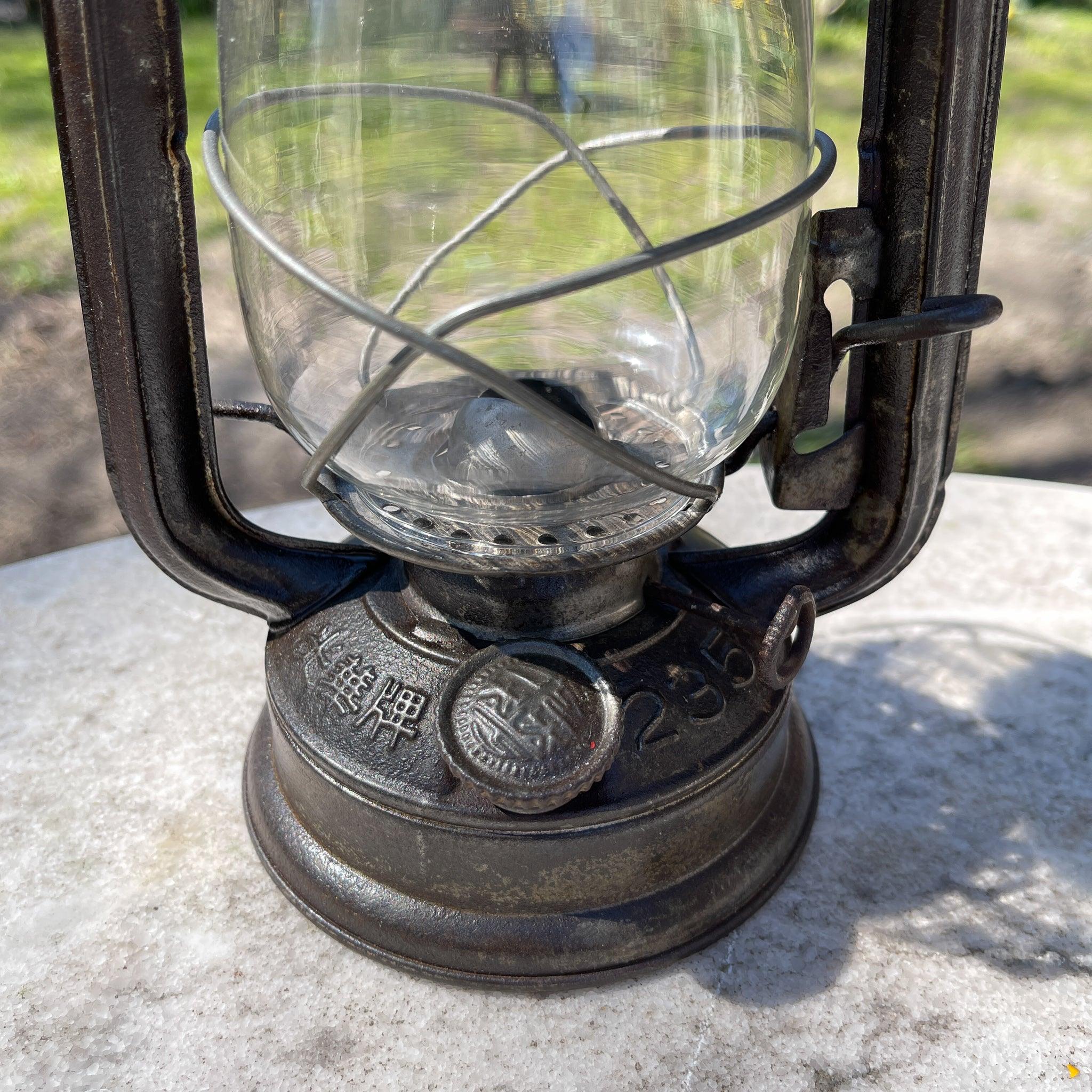 Stormlantaarn petroleum lamp HWA 235 - The Collectionist