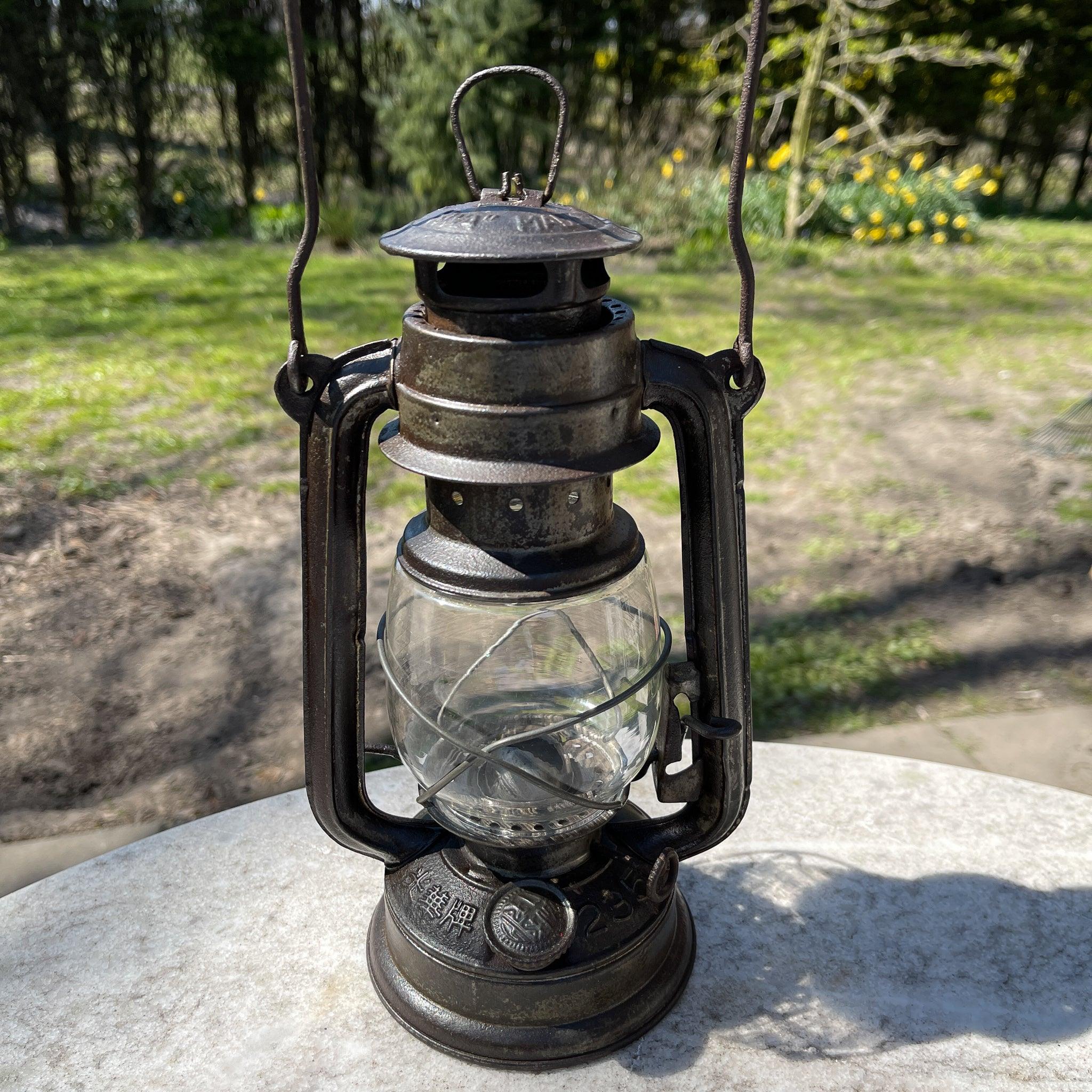 Stormlantaarn petroleum lamp HWA 235 - The Collectionist