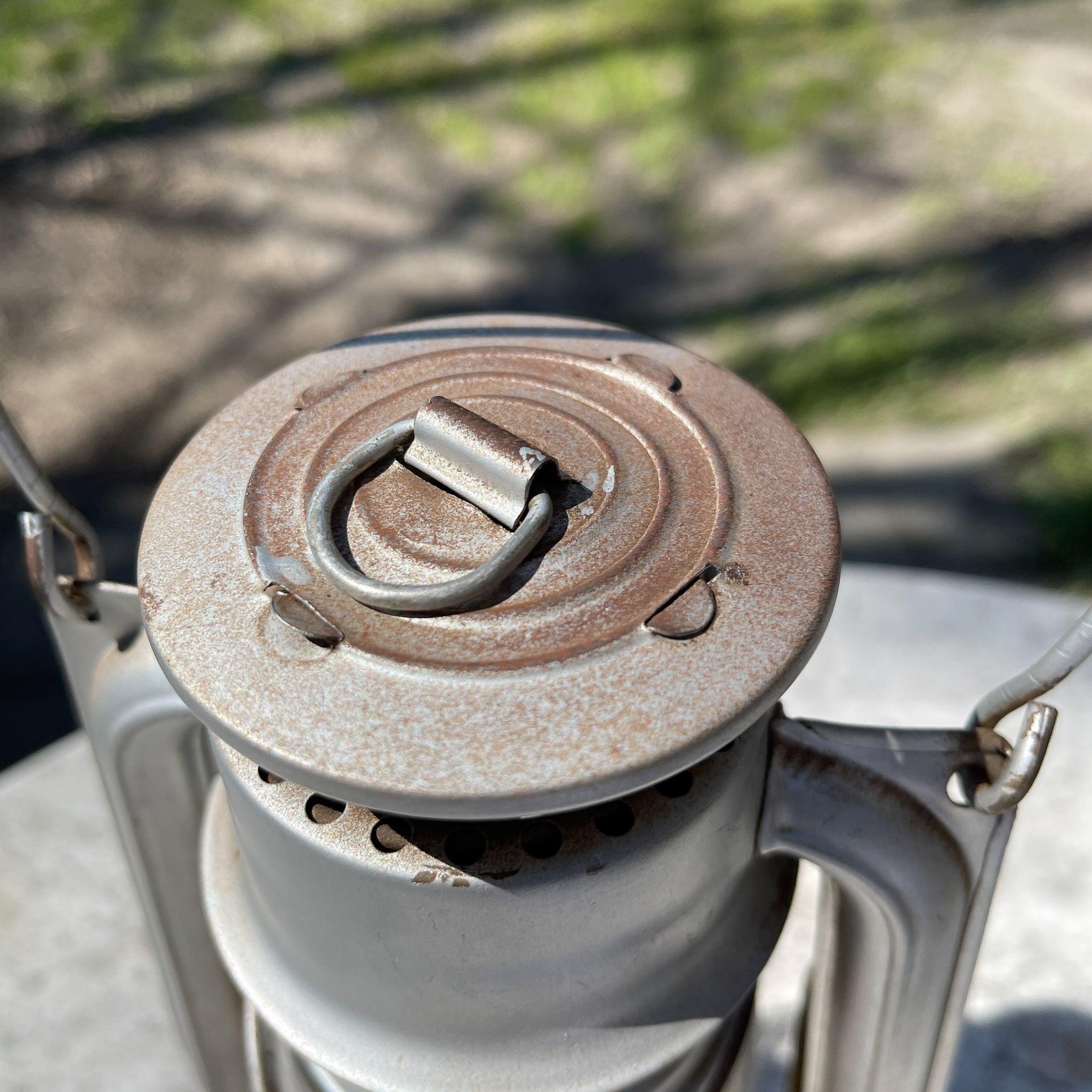 Stormlantaarn petroleum lamp No 104 - The Collectionist