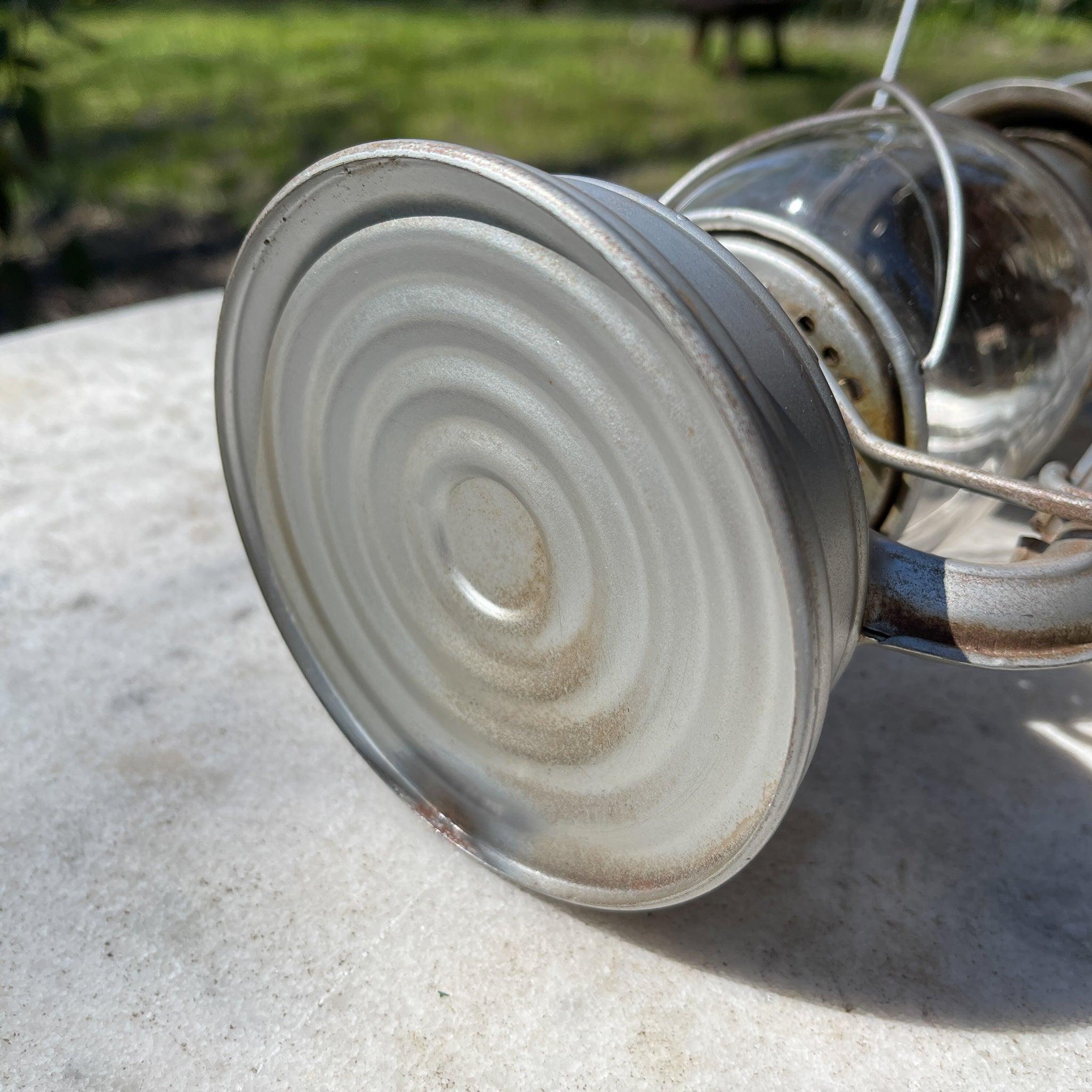 Stormlantaarn petroleum lamp No 104 - The Collectionist