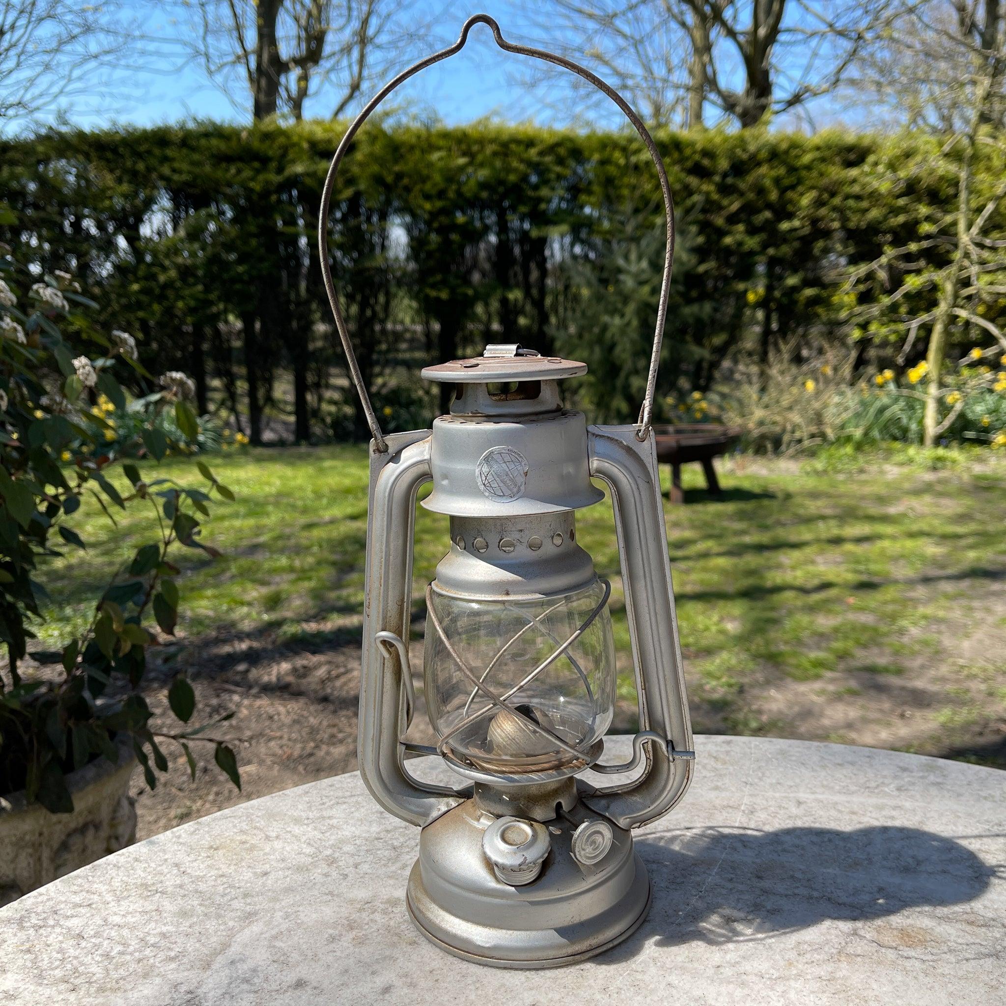 Stormlantaarn petroleum lamp No 104 - The Collectionist