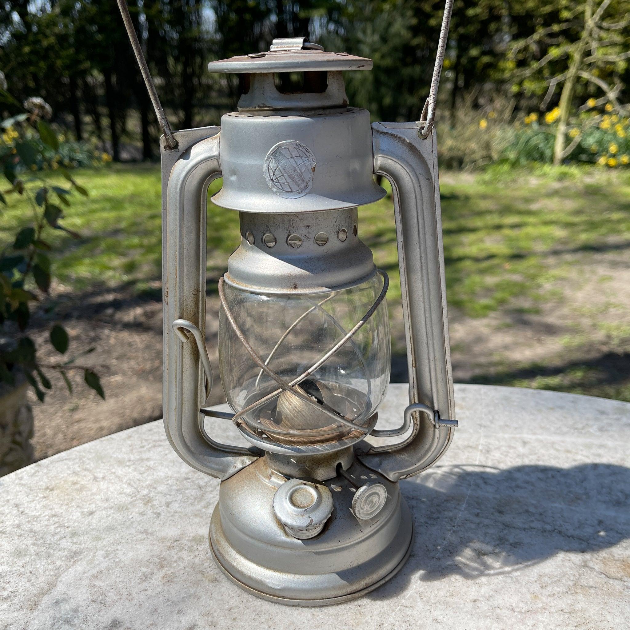 Stormlantaarn petroleum lamp No 104 - The Collectionist