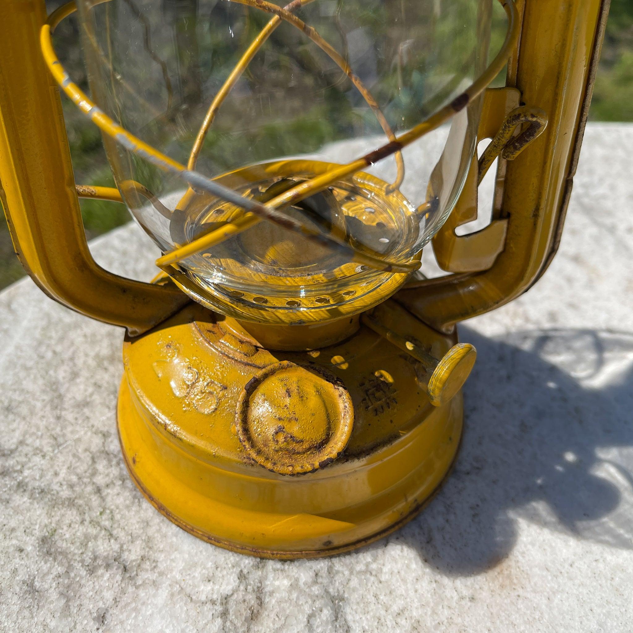 Stormlantaarn petroleum lamp Swallow Brand 235 - The Collectionist