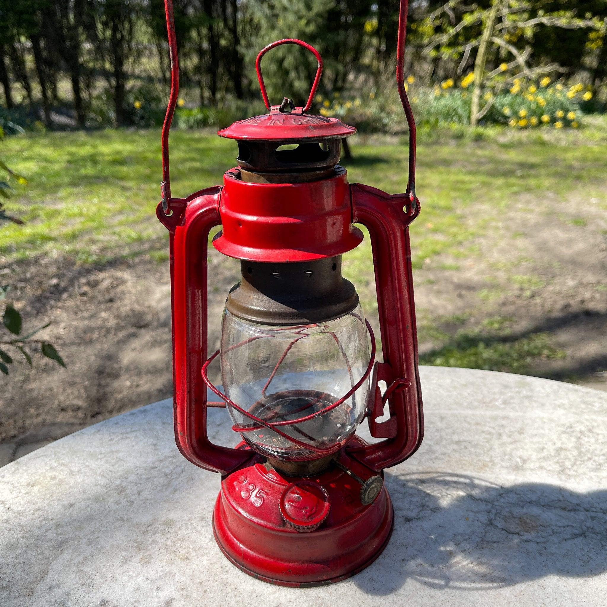 Stormlantaarn petroleum lamp Swallow Brand 235 - The Collectionist