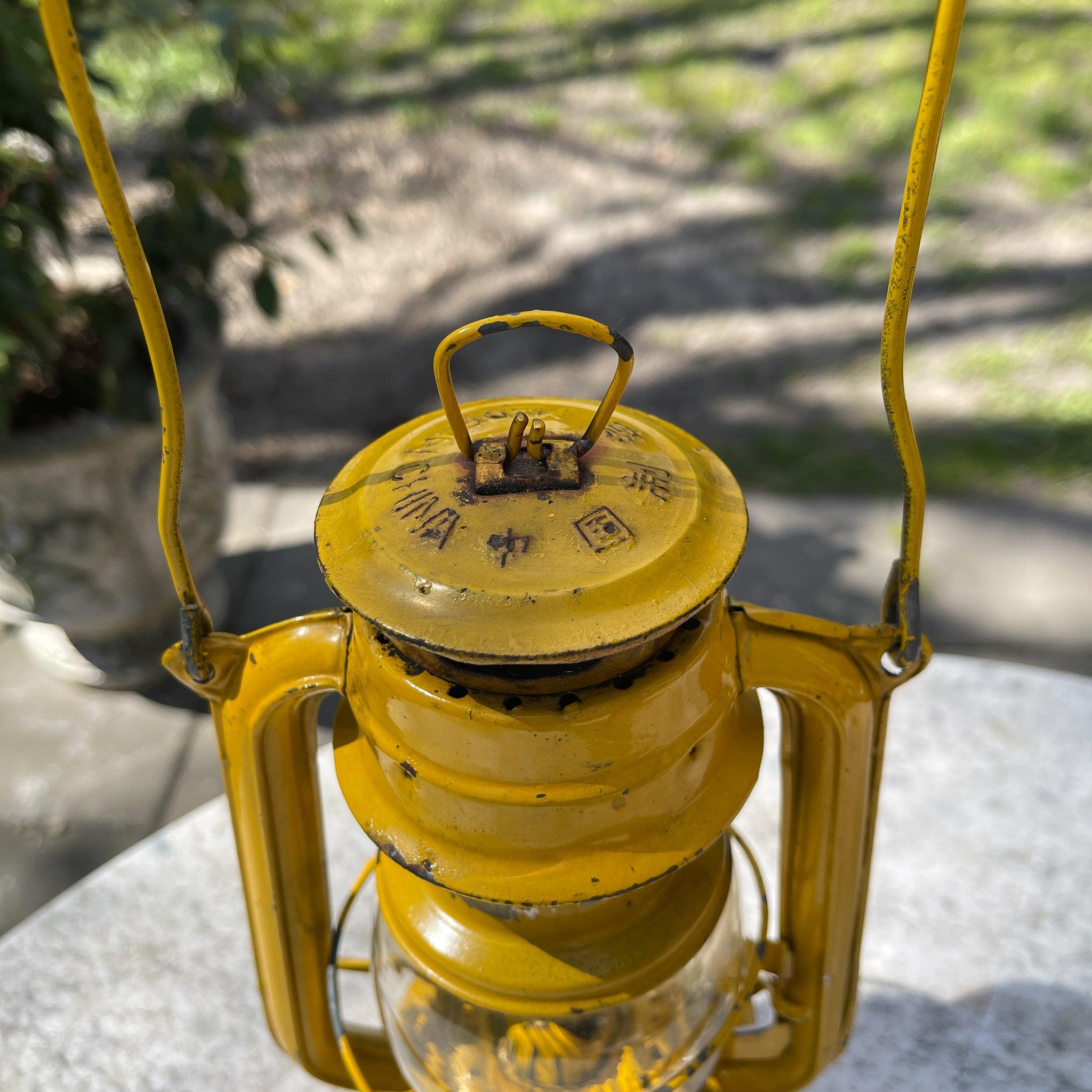 Stormlantaarn Petroleum lamp Swallow Brand 235 - The Collectionist