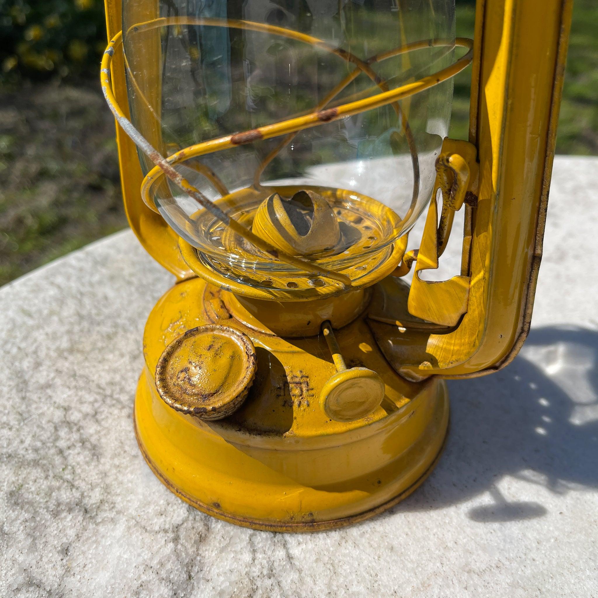 Stormlantaarn petroleum lamp Swallow Brand 235 - The Collectionist