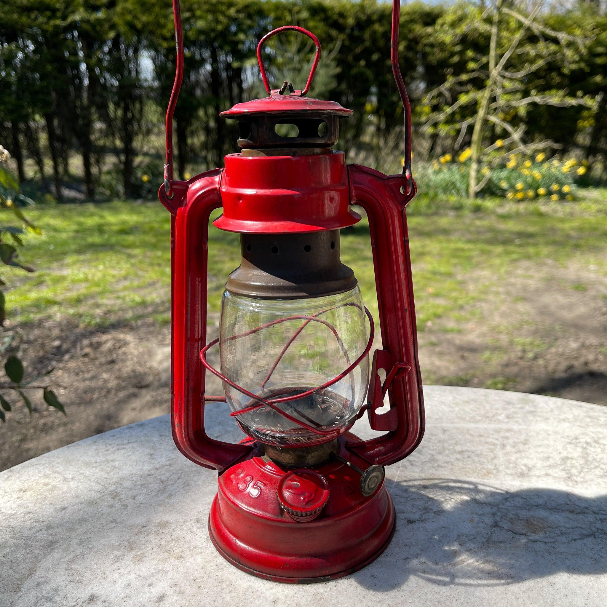 Stormlantaarn petroleum lamp Swallow Brand 235 - The Collectionist