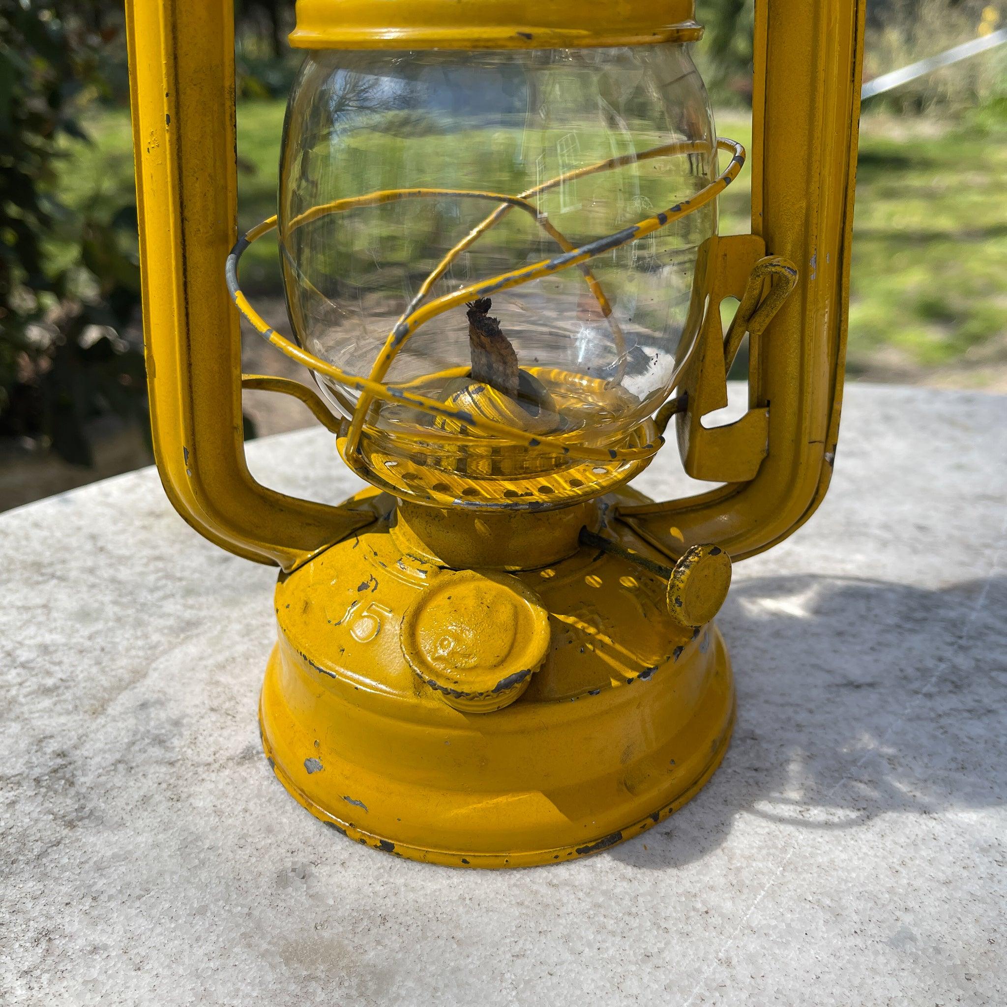 Stormlantaarn Petroleum lamp Swallow Brand 235 - The Collectionist
