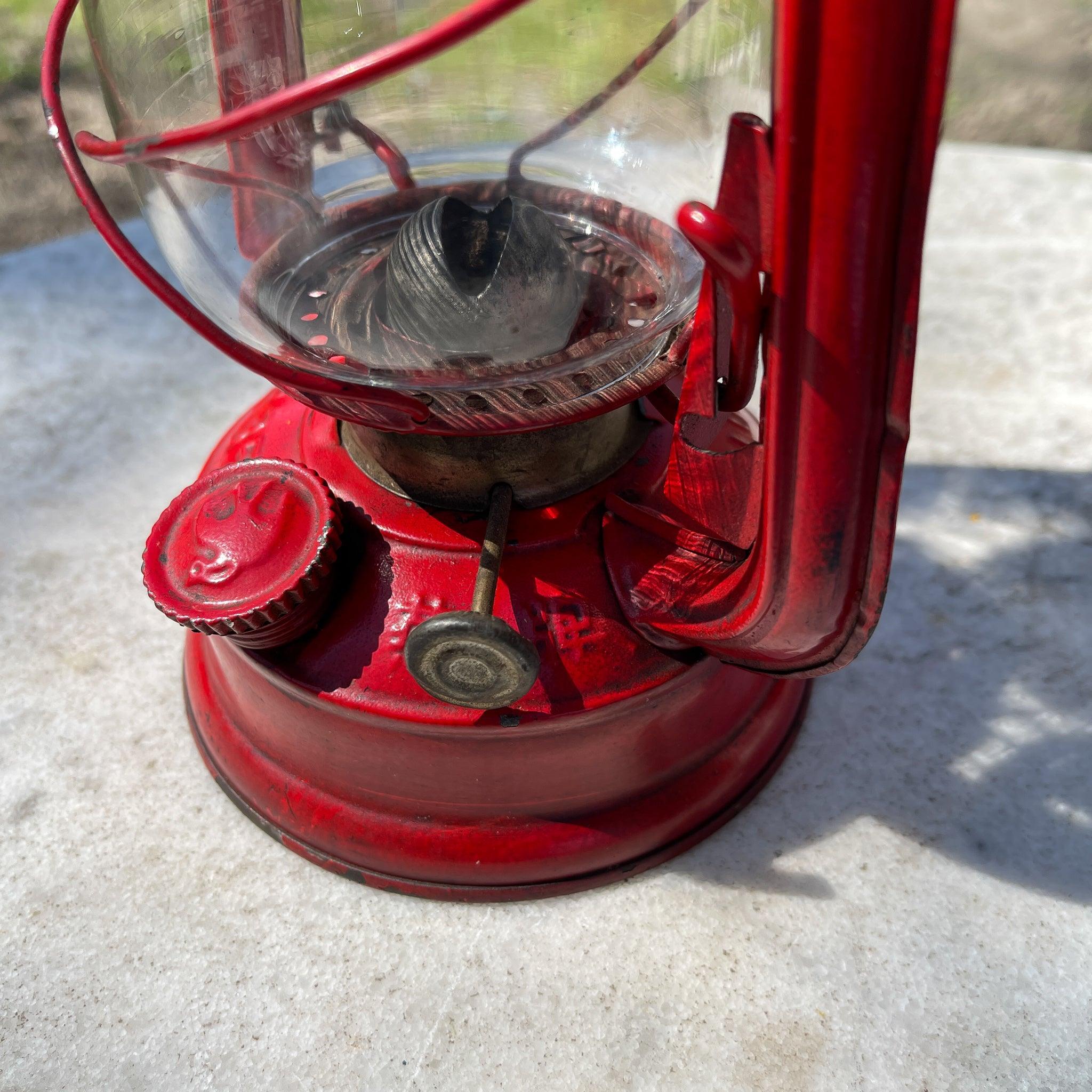 Stormlantaarn petroleum lamp Swallow Brand 235 - The Collectionist