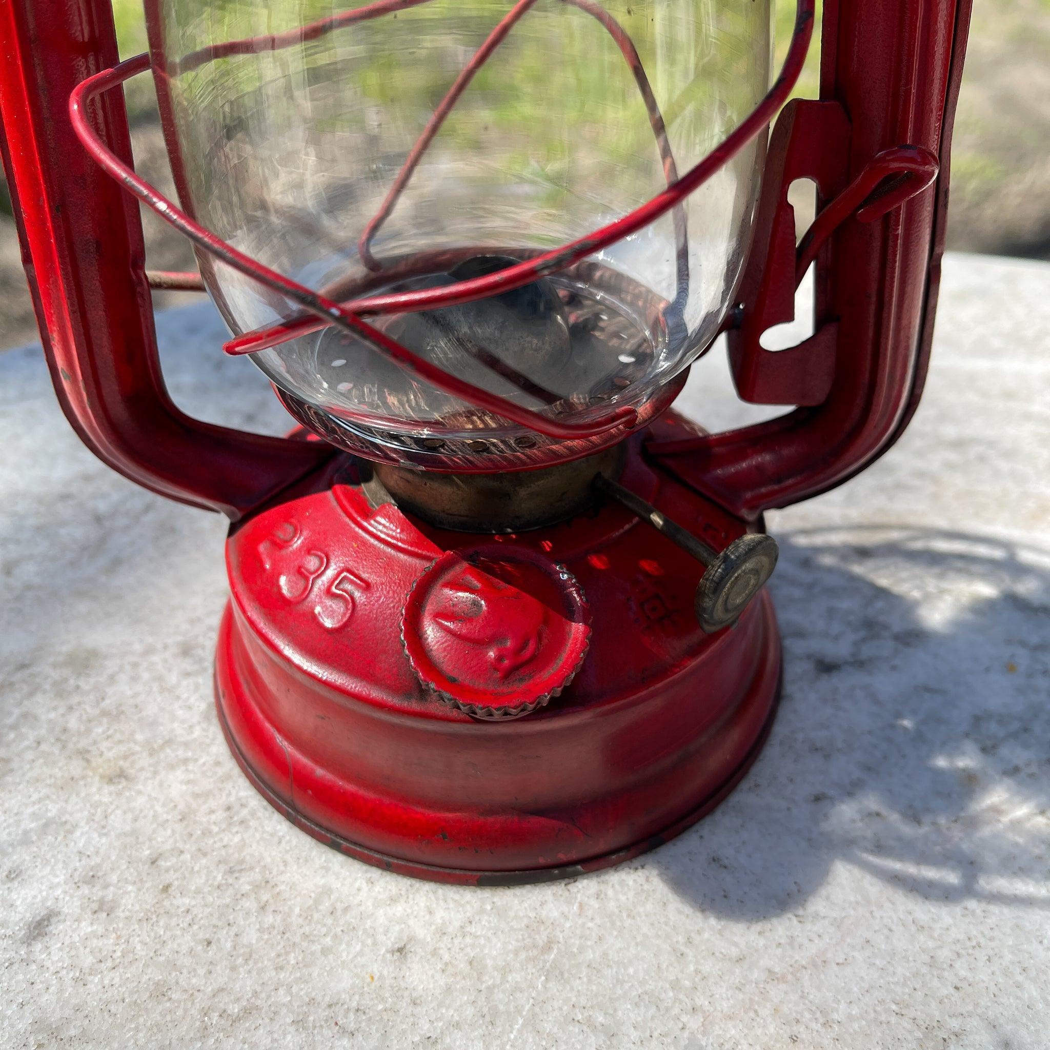 Stormlantaarn petroleum lamp Swallow Brand 235 - The Collectionist