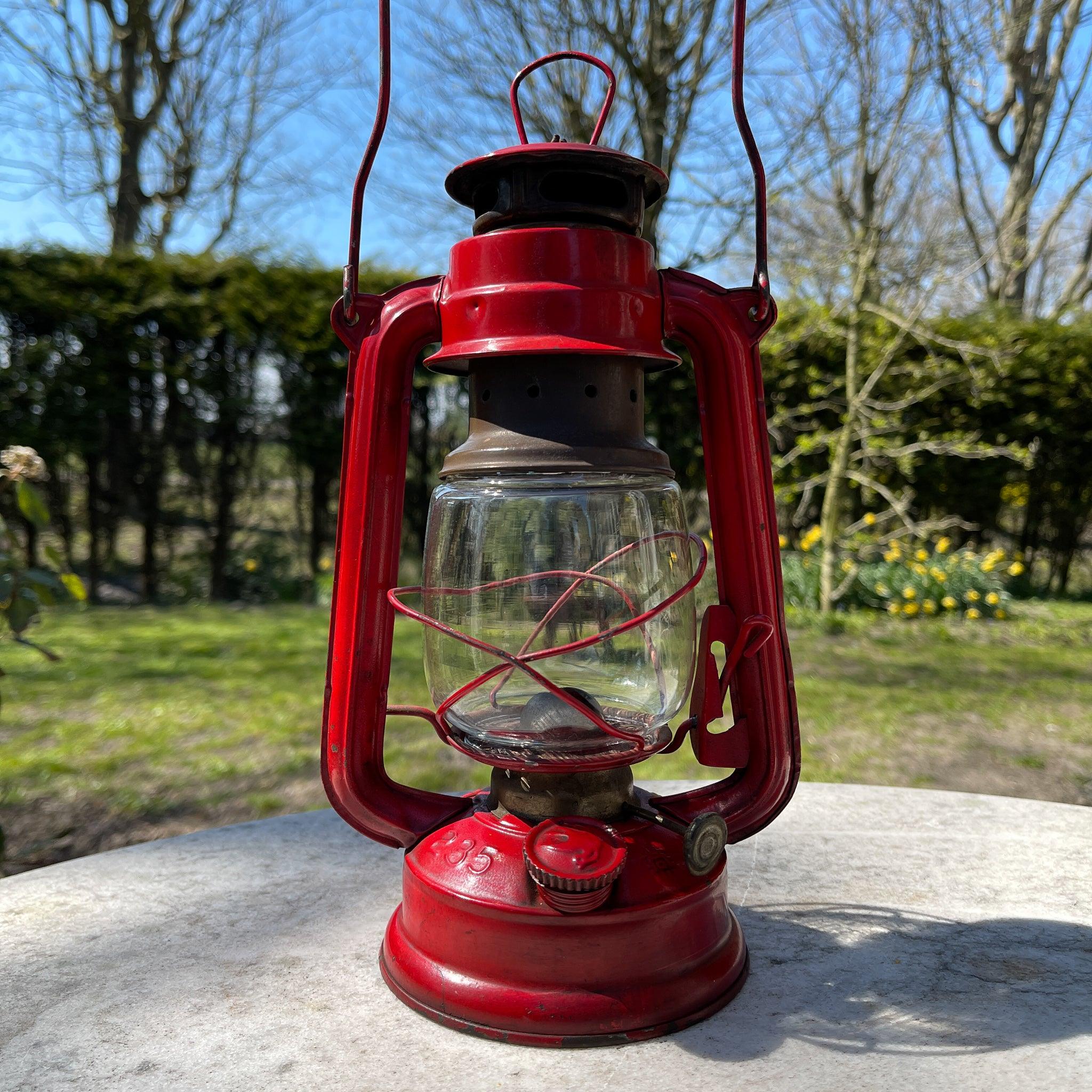 Stormlantaarn petroleum lamp Swallow Brand 235 - The Collectionist