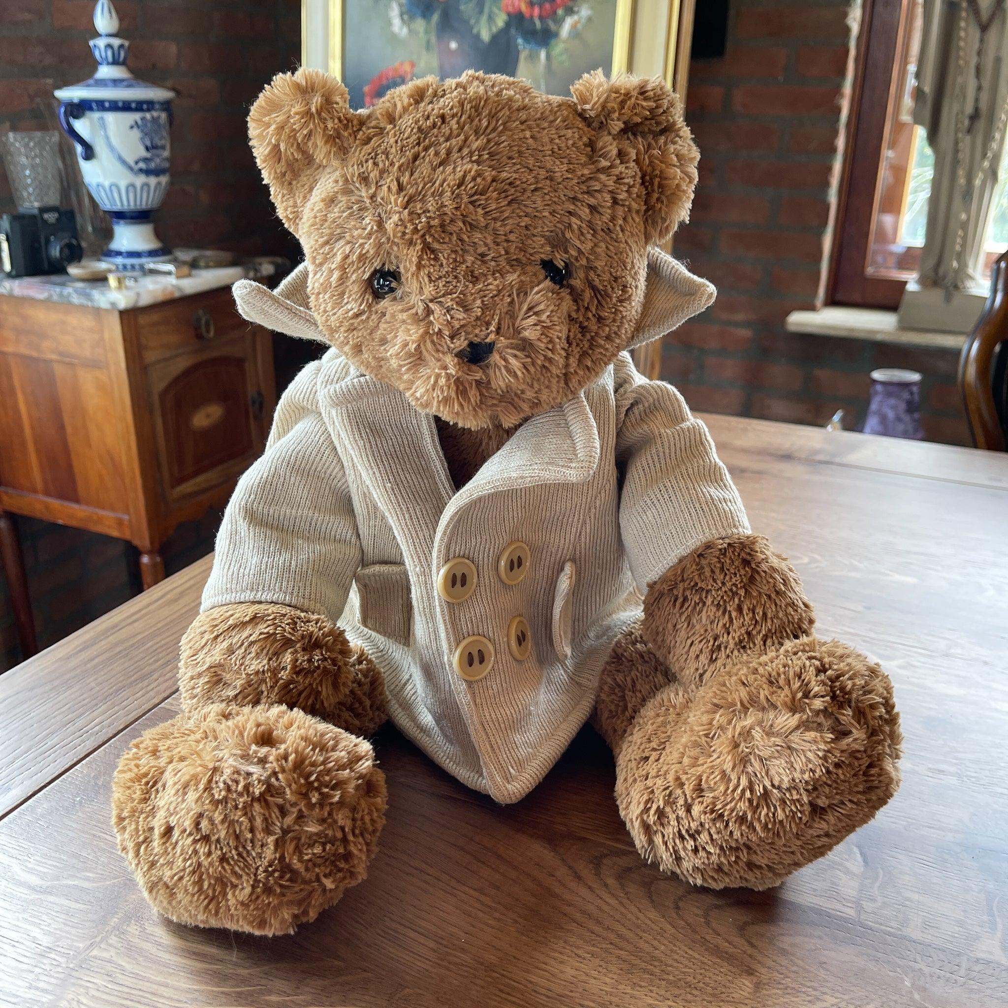 Teddybeer met beige jasje - The Collectionist